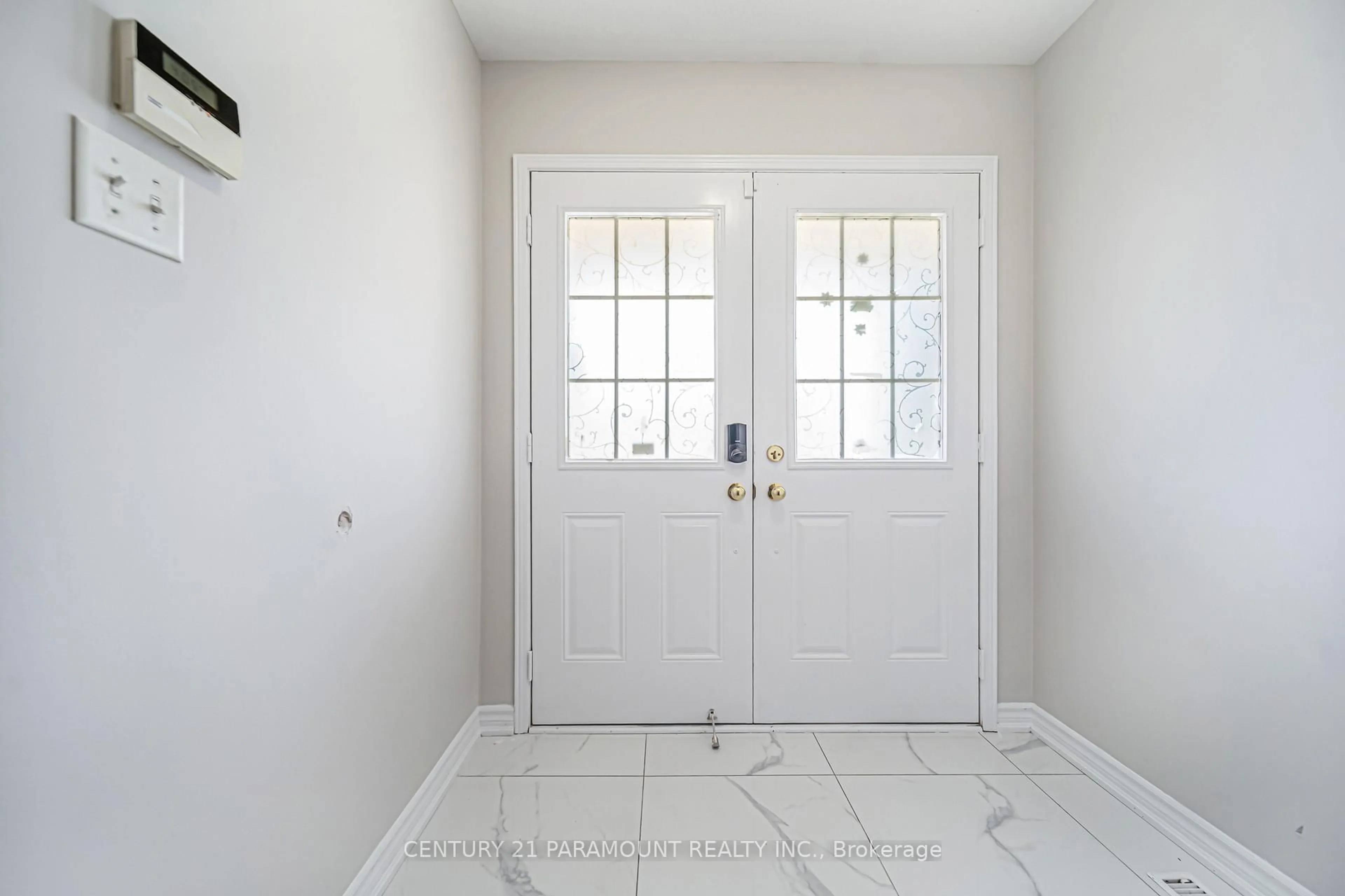 Indoor entryway for 75 Crystal Glen Cres, Brampton Ontario L6X 0K5