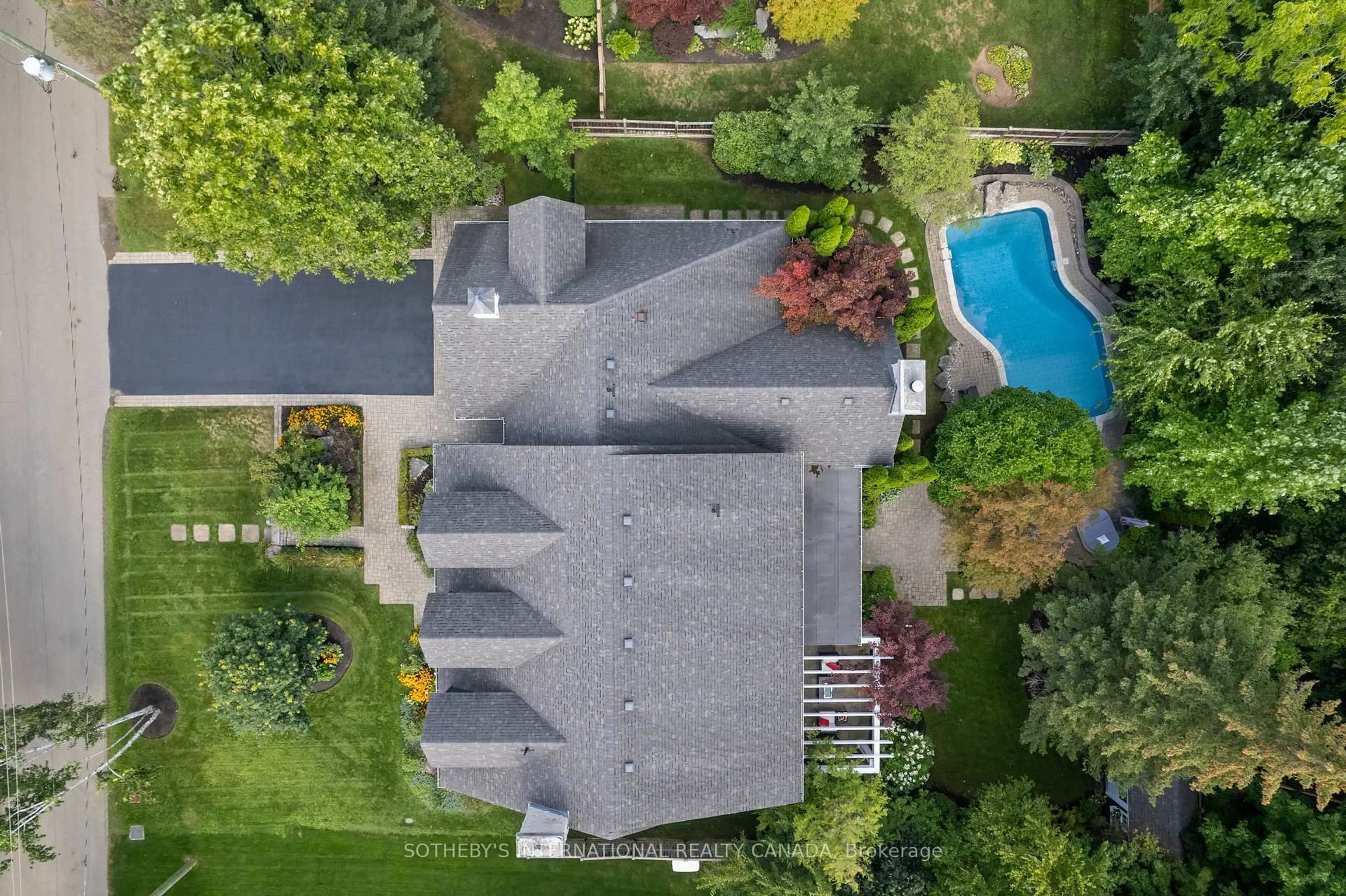 A pic from outside/outdoor area/front of a property/back of a property/a pic from drone, street for 79 Birch Hill Lane, Oakville Ontario L6K 2P1