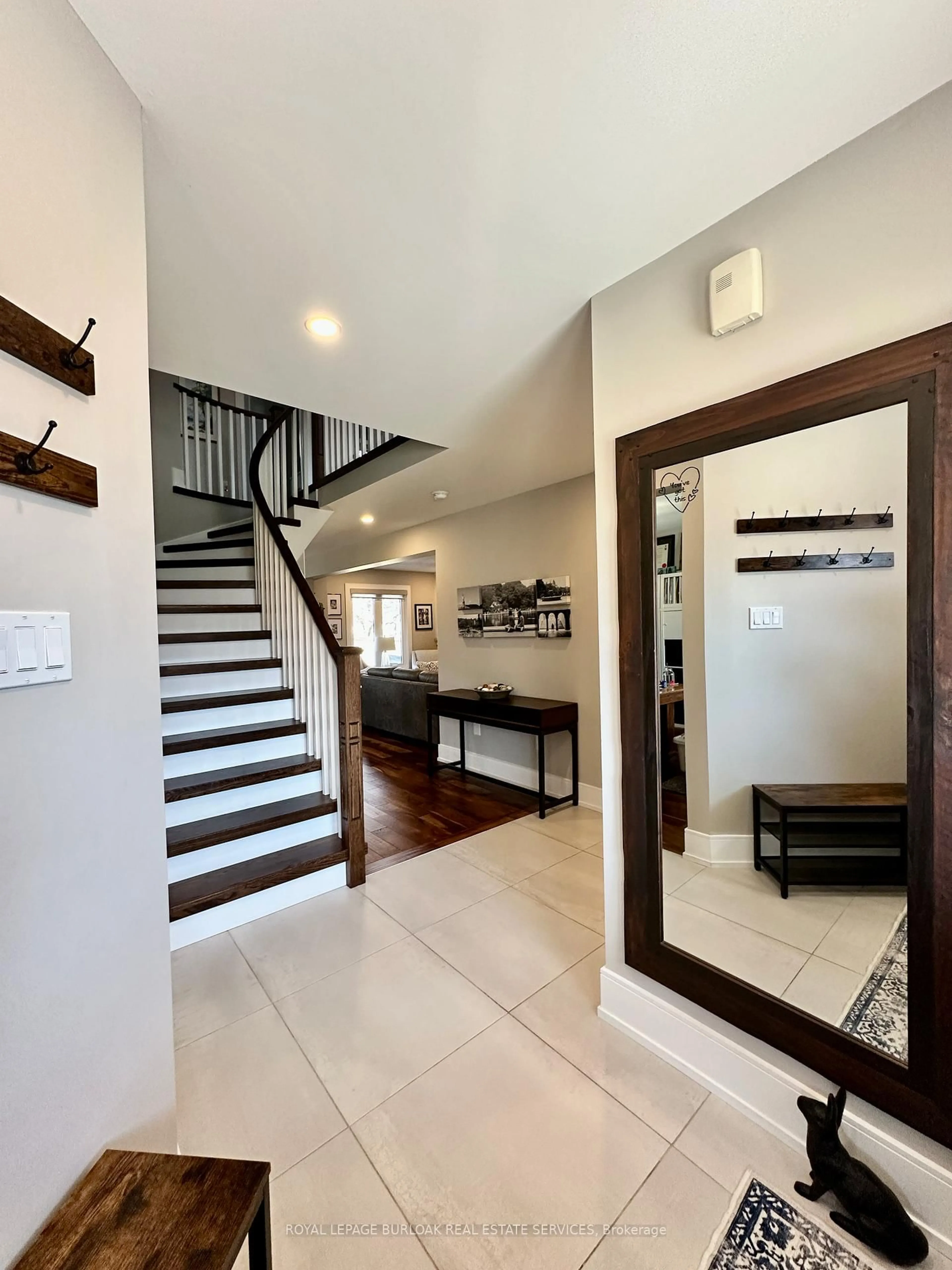 Indoor foyer for 1078 Augustus Dr, Burlington Ontario L7S 2L1