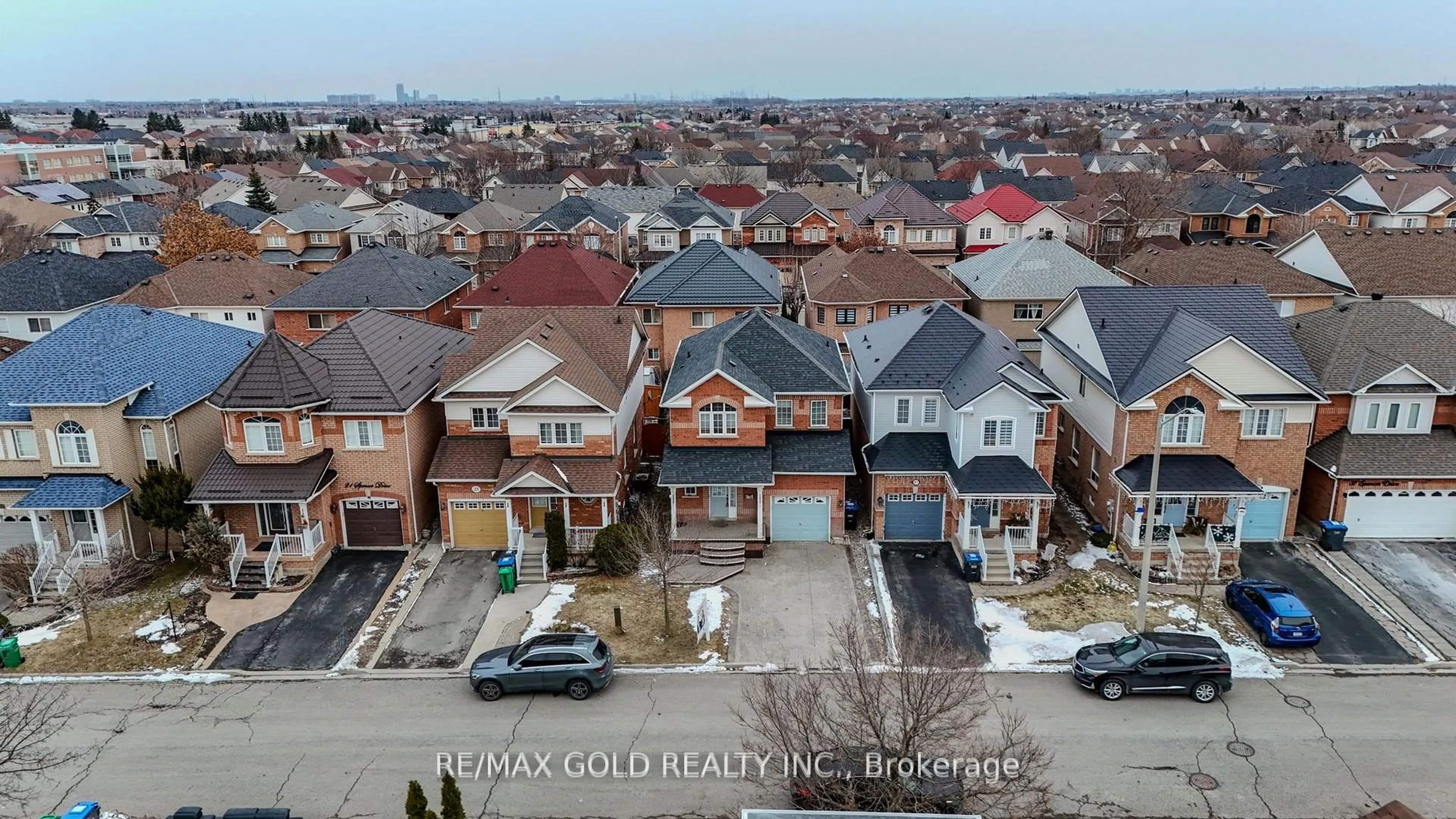 A pic from outside/outdoor area/front of a property/back of a property/a pic from drone, street for 25 Spencer Dr, Brampton Ontario L7A 2A2