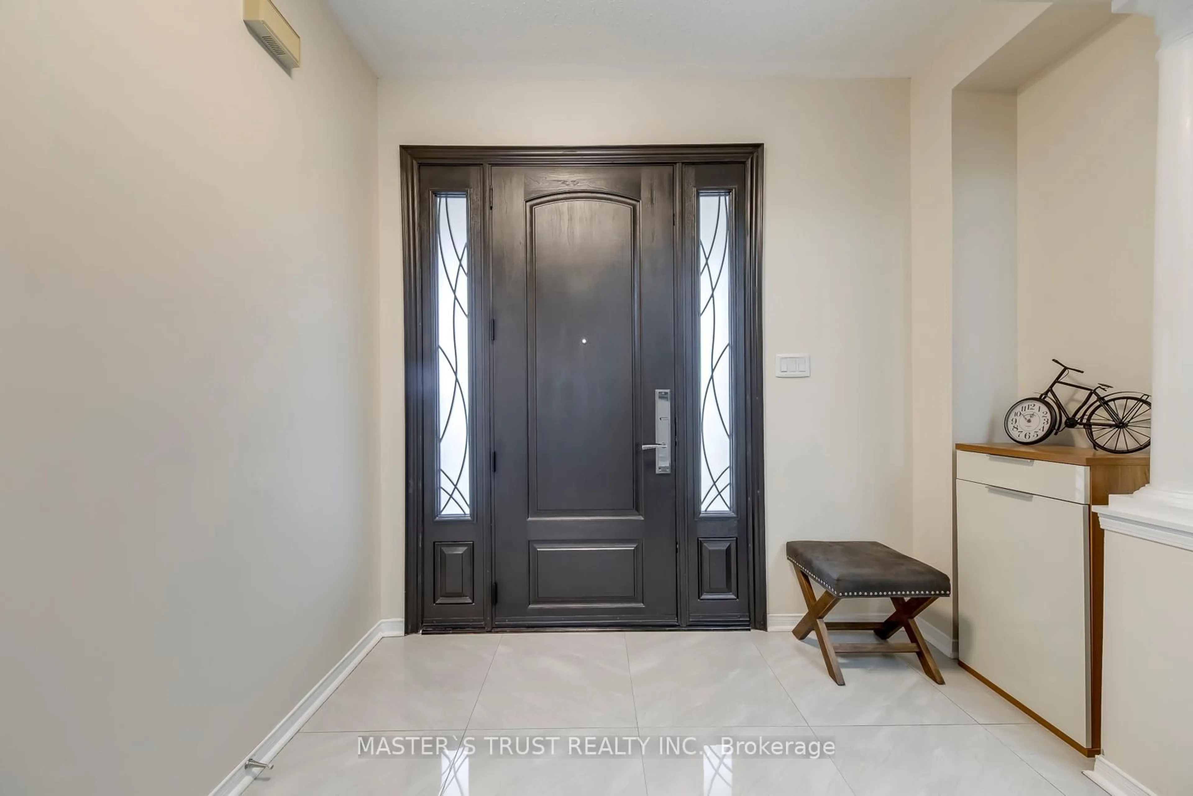 Indoor entryway for 3472 Jorie Cres, Mississauga Ontario L5M 7G6