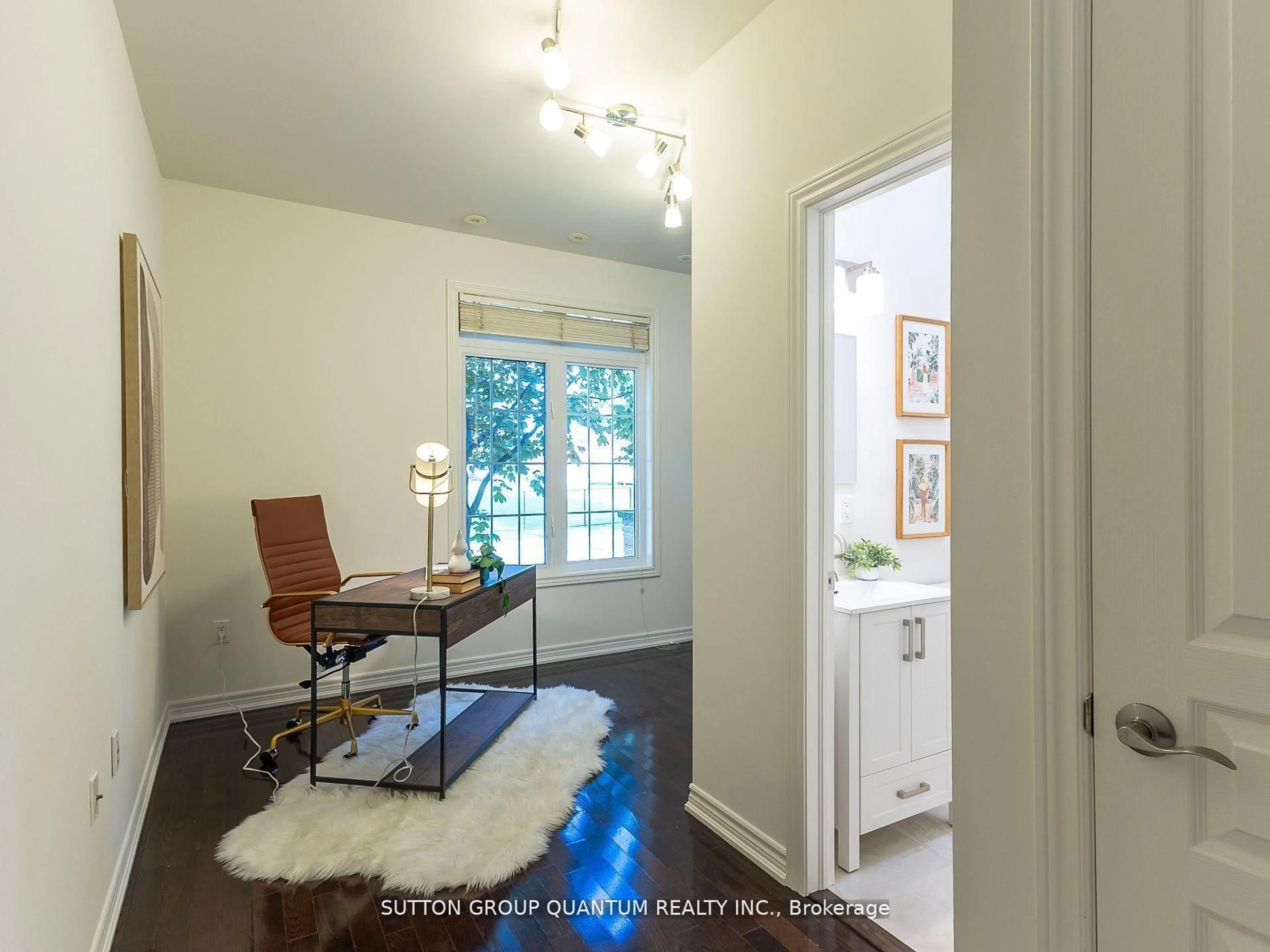 Indoor entryway for 50 Rosewood Ave, Mississauga Ontario L5G 4W3