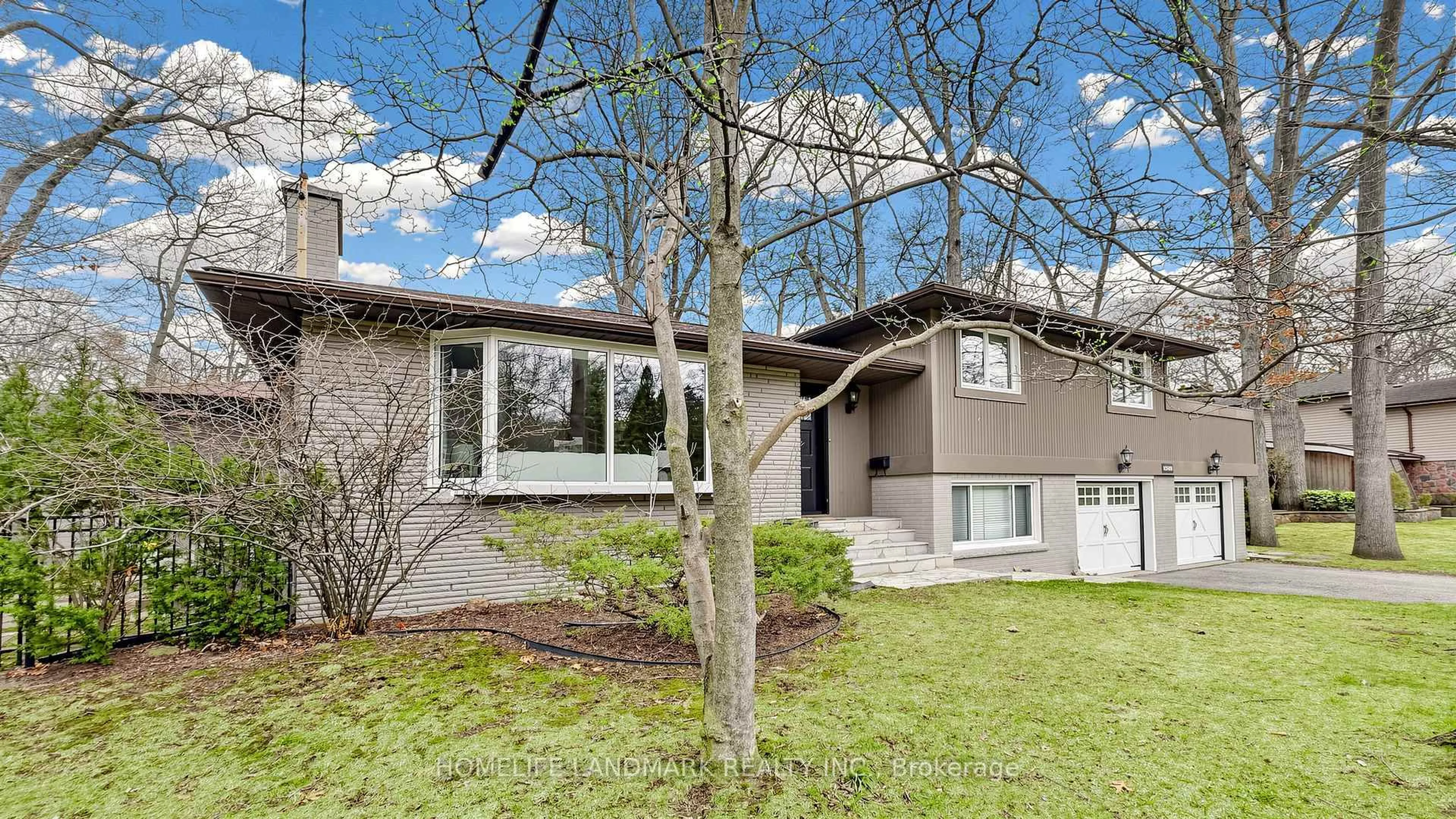 Home with vinyl exterior material, street for 1549 Elite Rd, Mississauga Ontario L5J 3B3