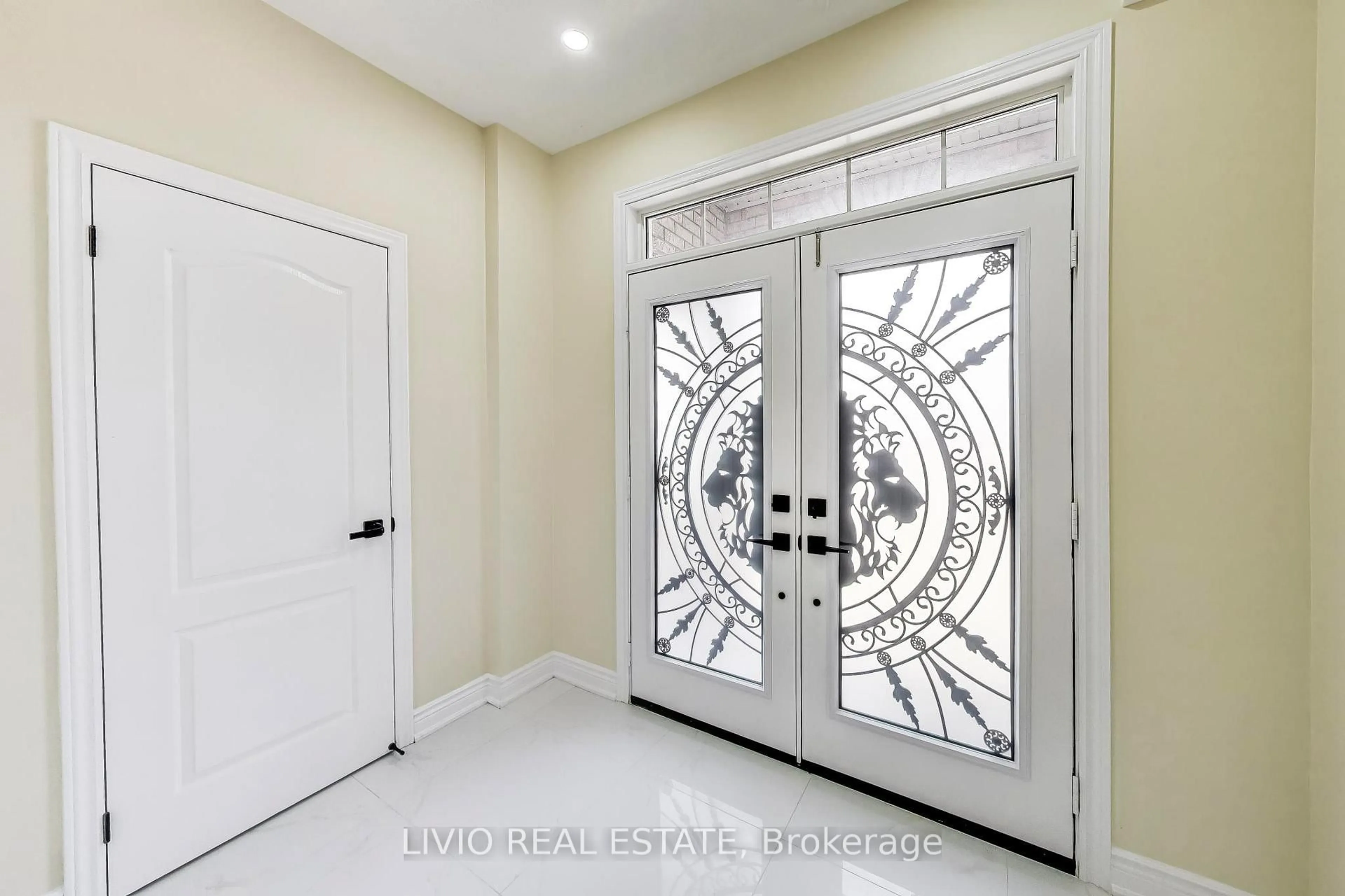 Indoor entryway for 232 Thorndale Rd, Brampton Ontario L6P 3H5