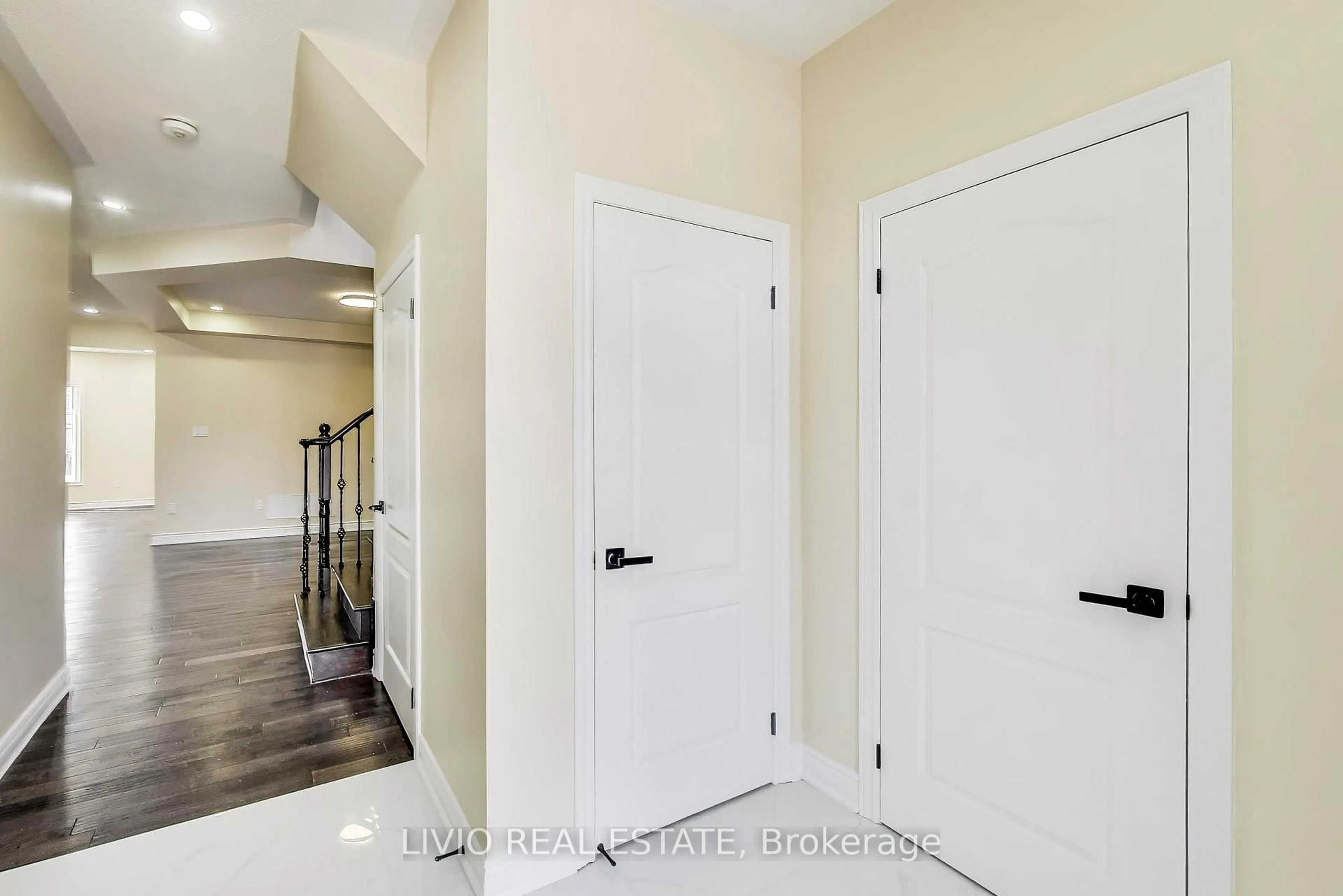 Indoor entryway for 232 Thorndale Rd, Brampton Ontario L6P 3H5