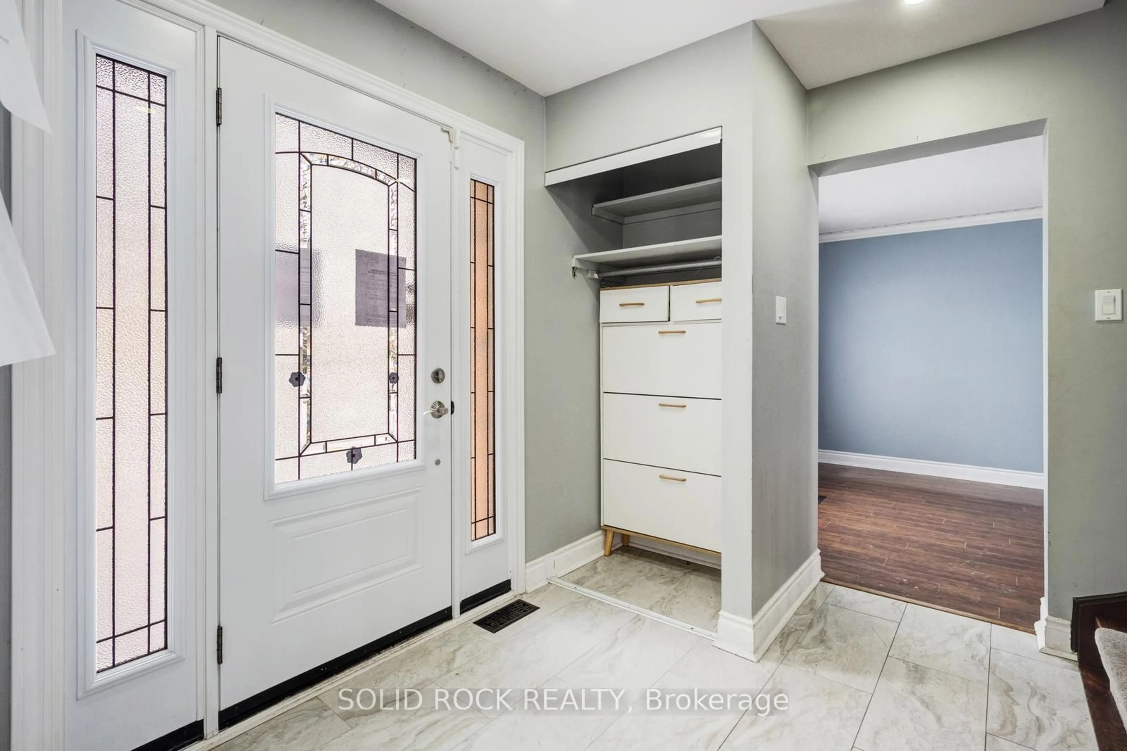 Indoor entryway for 12 Torrance Wood, Brampton Ontario L6Y 2N3