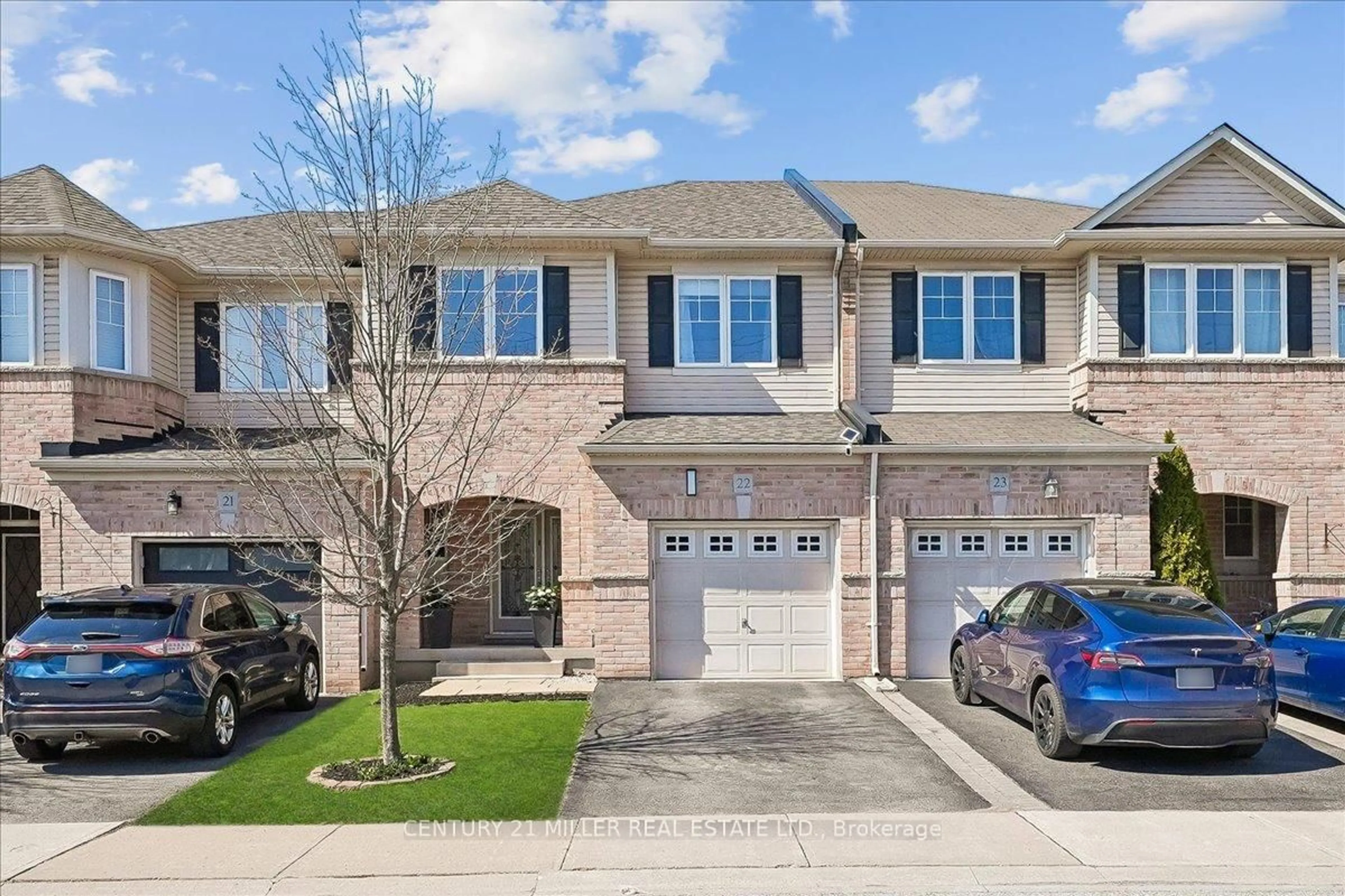 A pic from outside/outdoor area/front of a property/back of a property/a pic from drone, street for 2019 Trawden Way #22, Oakville Ontario L6M 0M3