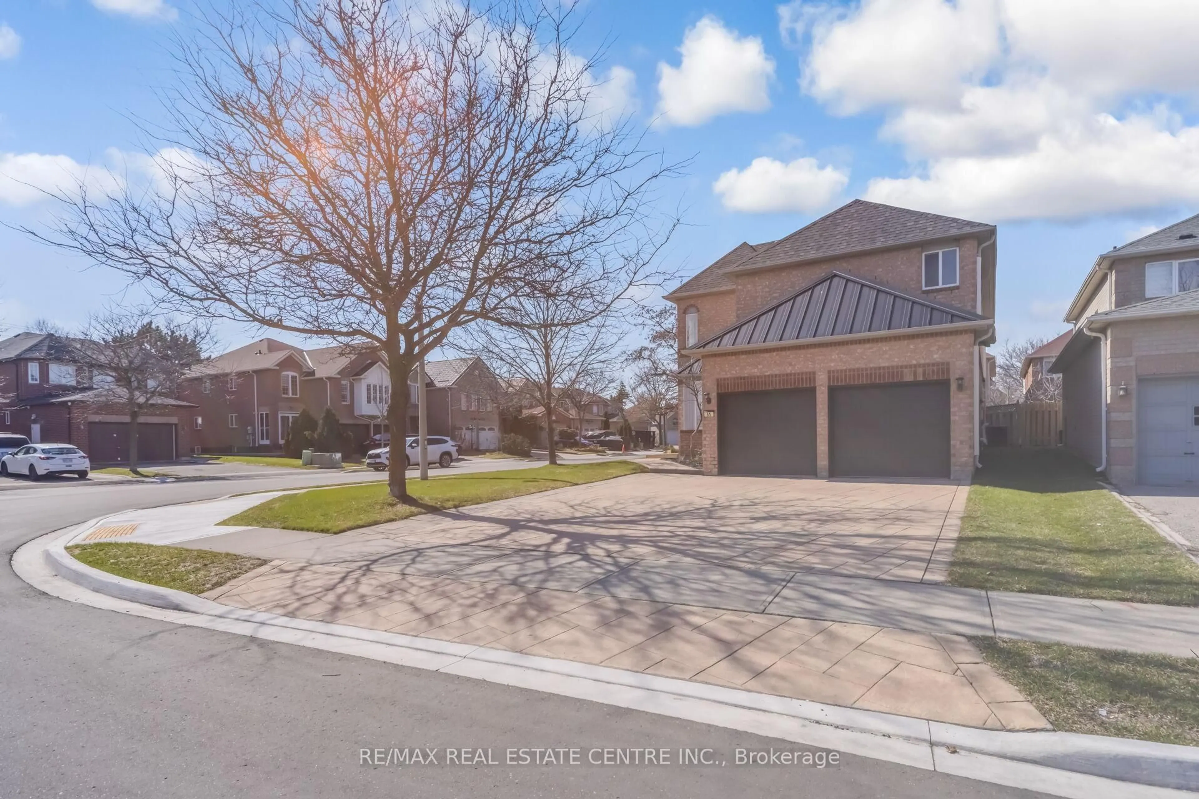 A pic from outside/outdoor area/front of a property/back of a property/a pic from drone, street for 51 Pebblestone Circ, Brampton Ontario L6X 4N2