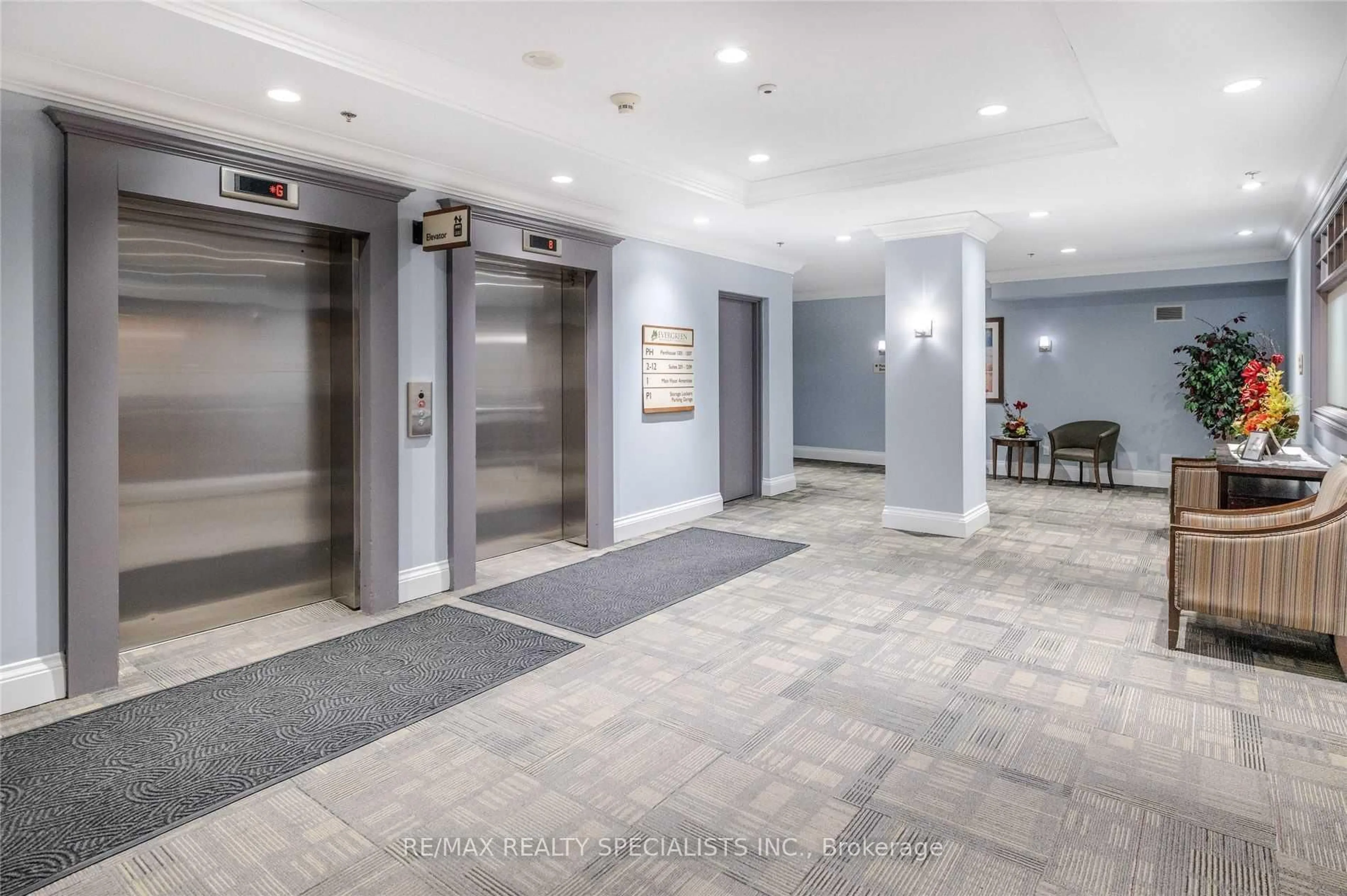 Indoor foyer for 810 Scollard Crt #809, Mississauga Ontario L5V 0A4