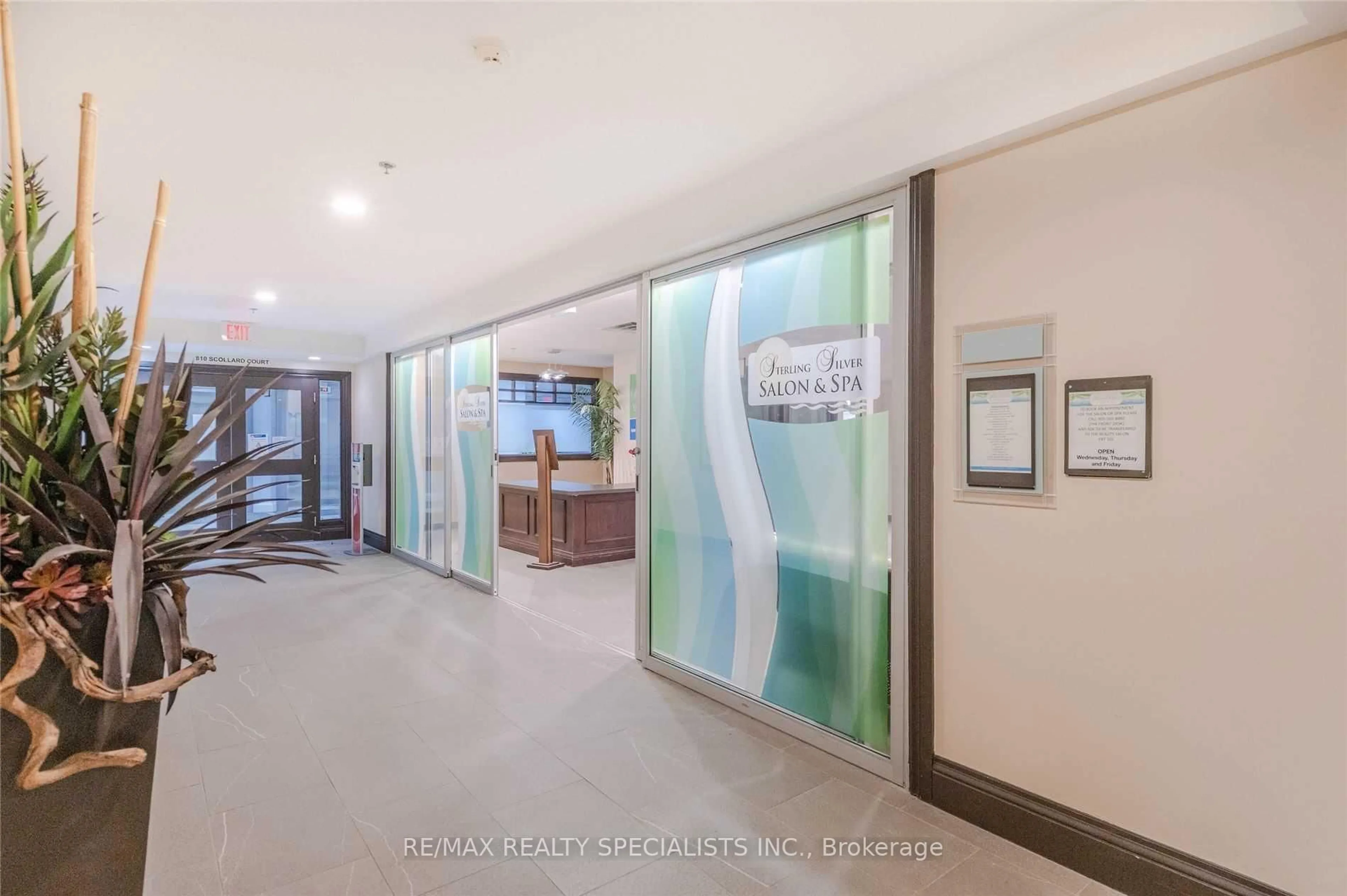 Indoor foyer for 810 Scollard Crt #809, Mississauga Ontario L5V 0A4