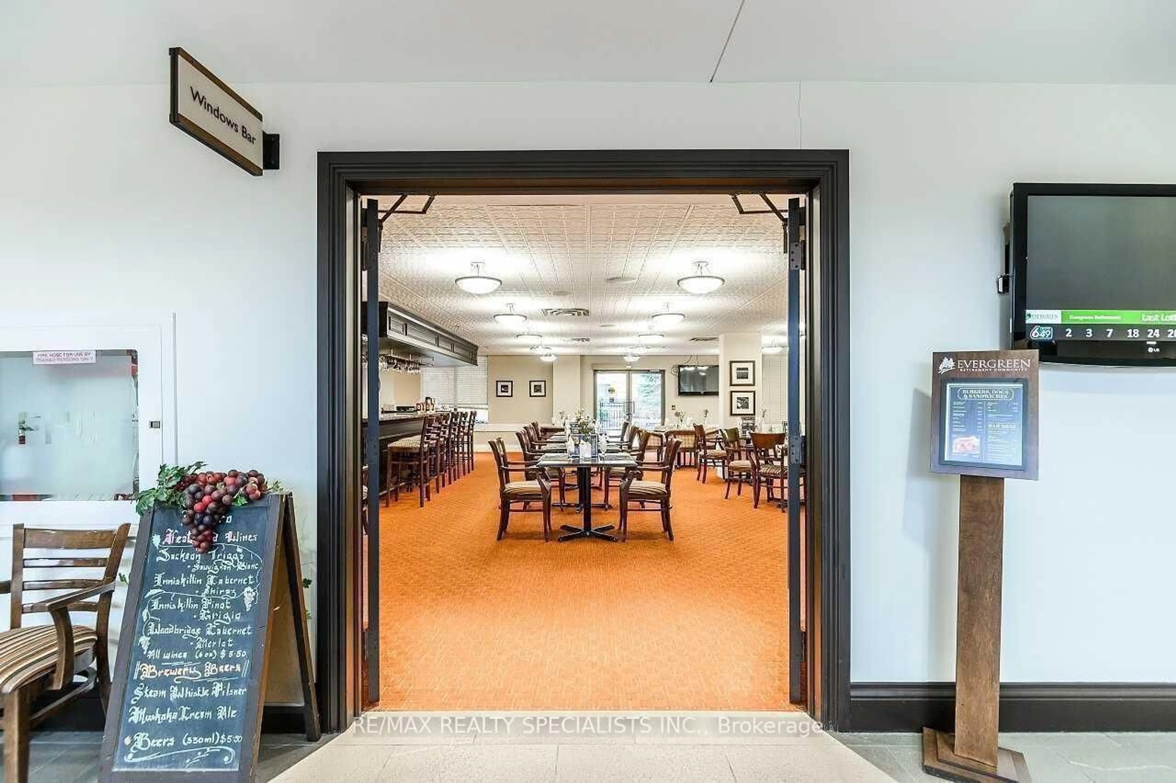 Indoor foyer for 810 Scollard Crt #809, Mississauga Ontario L5V 0A4