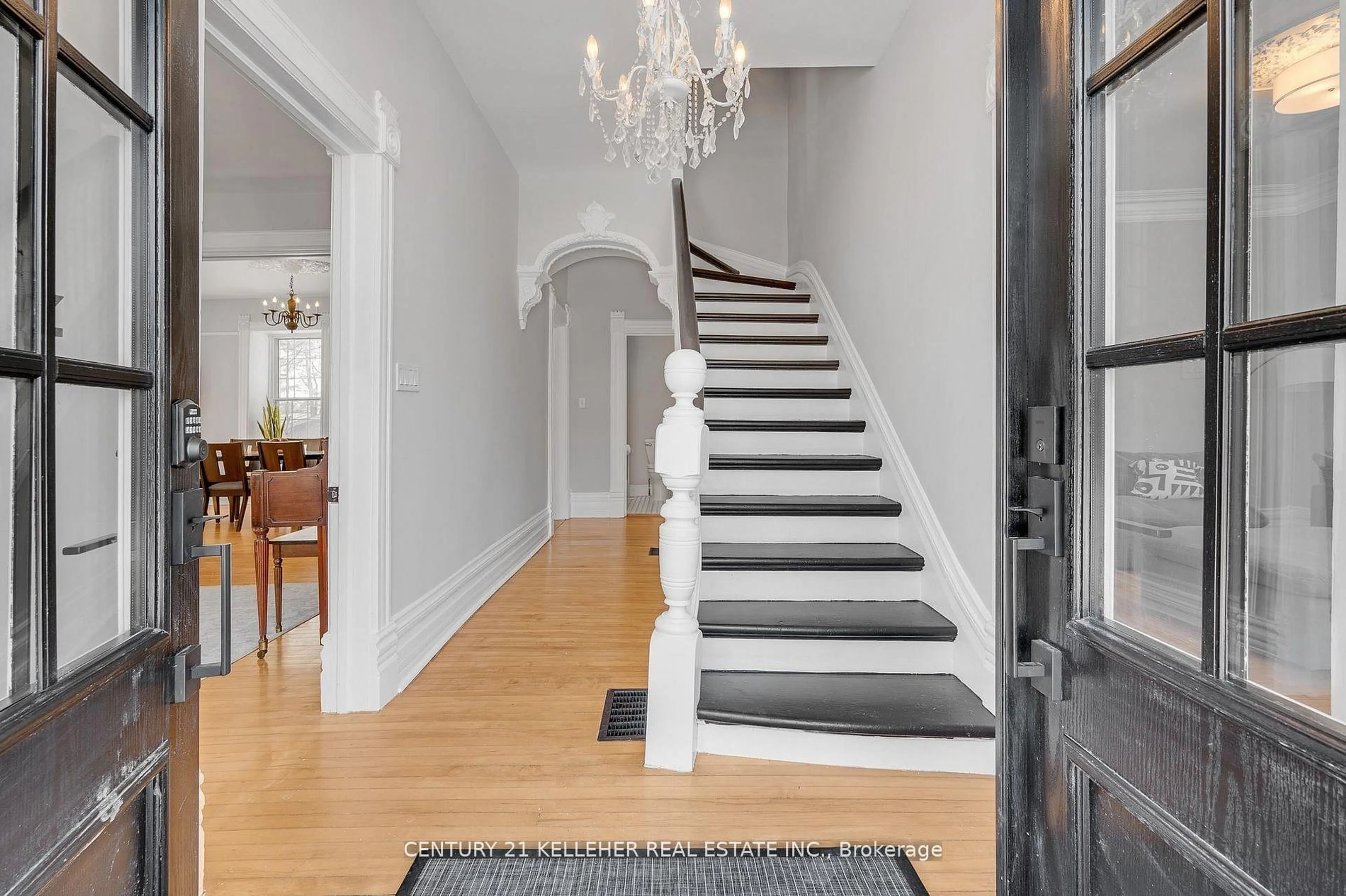 Indoor foyer for 9920 Regional Road 25 Rd, Halton Hills Ontario L9T 2X7