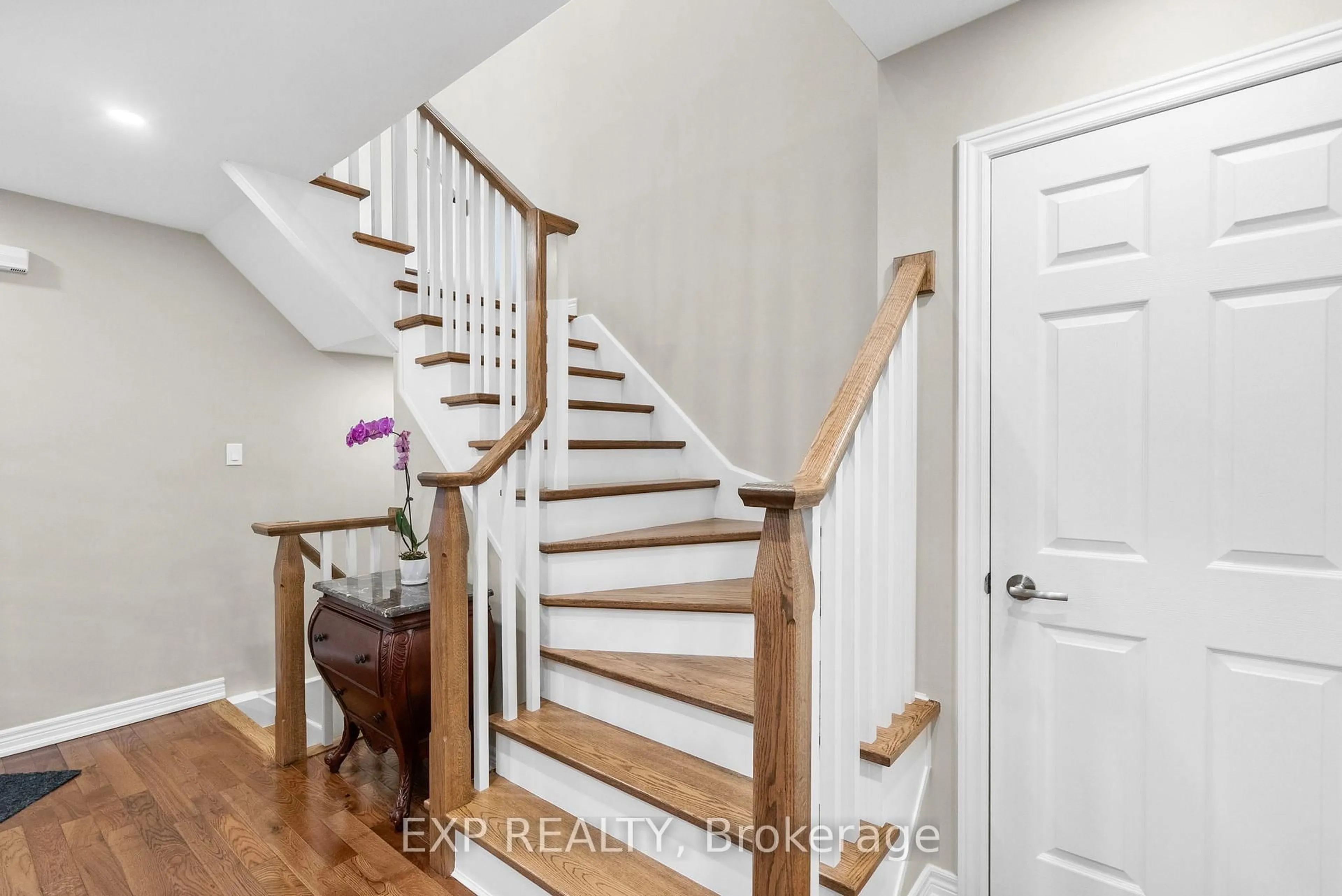 Indoor entryway for 2555 Thomas St #70, Mississauga Ontario L5M 5P6