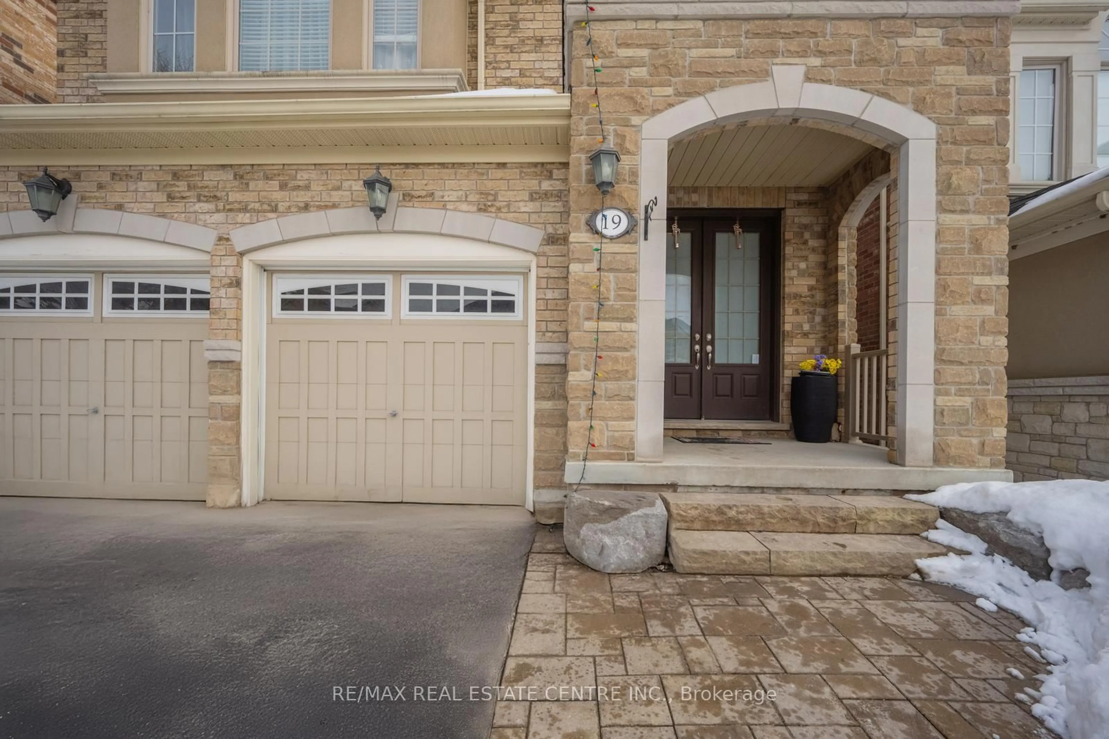 Indoor entryway for 19 Mediterranean Cres, Brampton Ontario N9V 3X6
