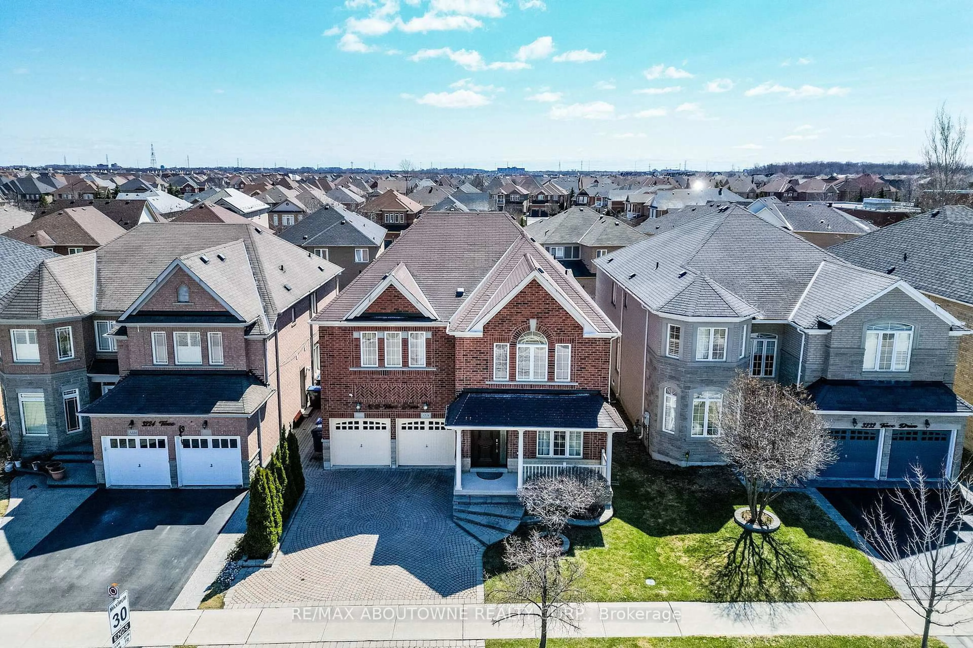 A pic from outside/outdoor area/front of a property/back of a property/a pic from drone, street for 3228 Tacc Dr, Mississauga Ontario L6M 0H3