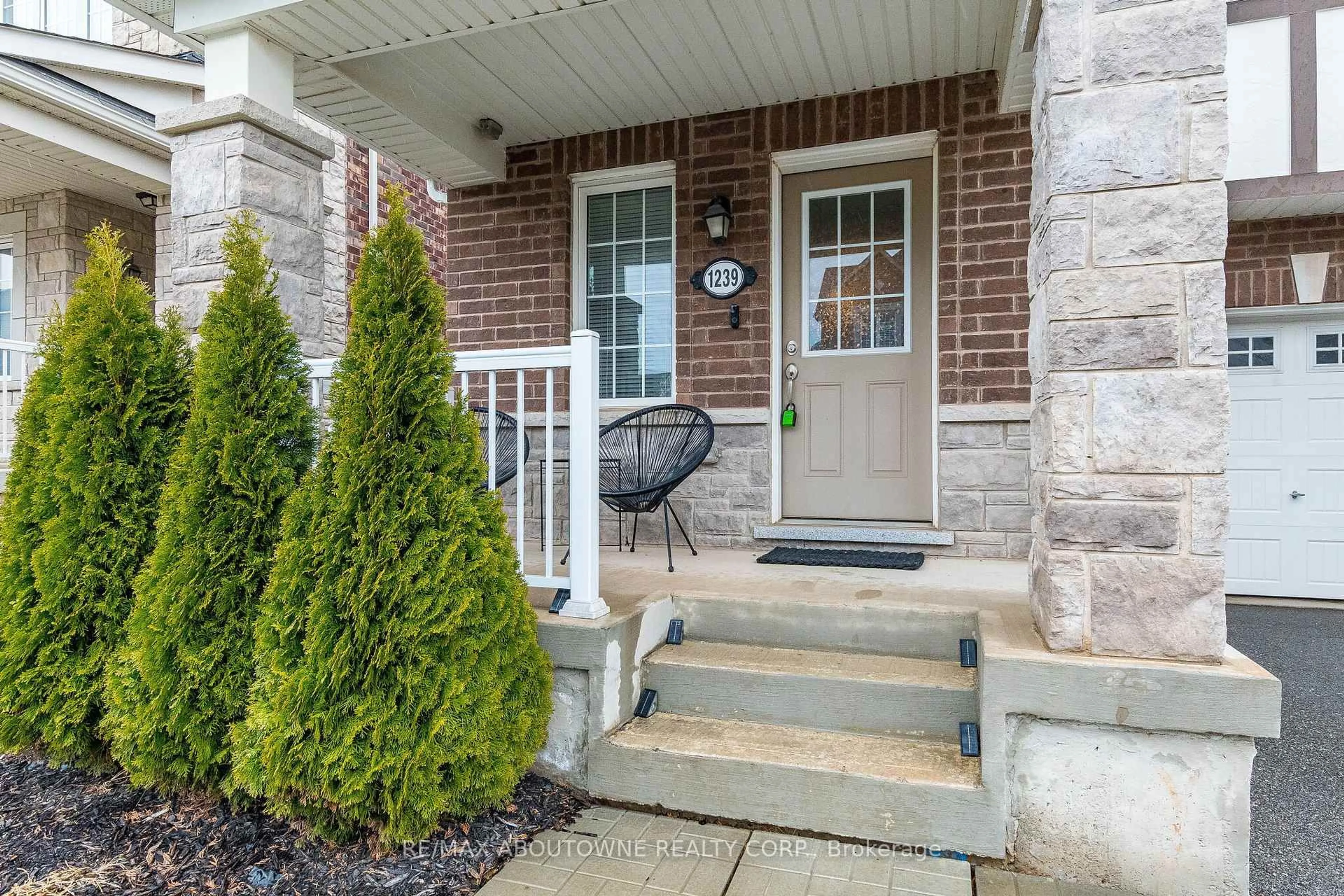 Indoor entryway for 1239 Mulroney Hts, Milton Ontario L9E 1G1