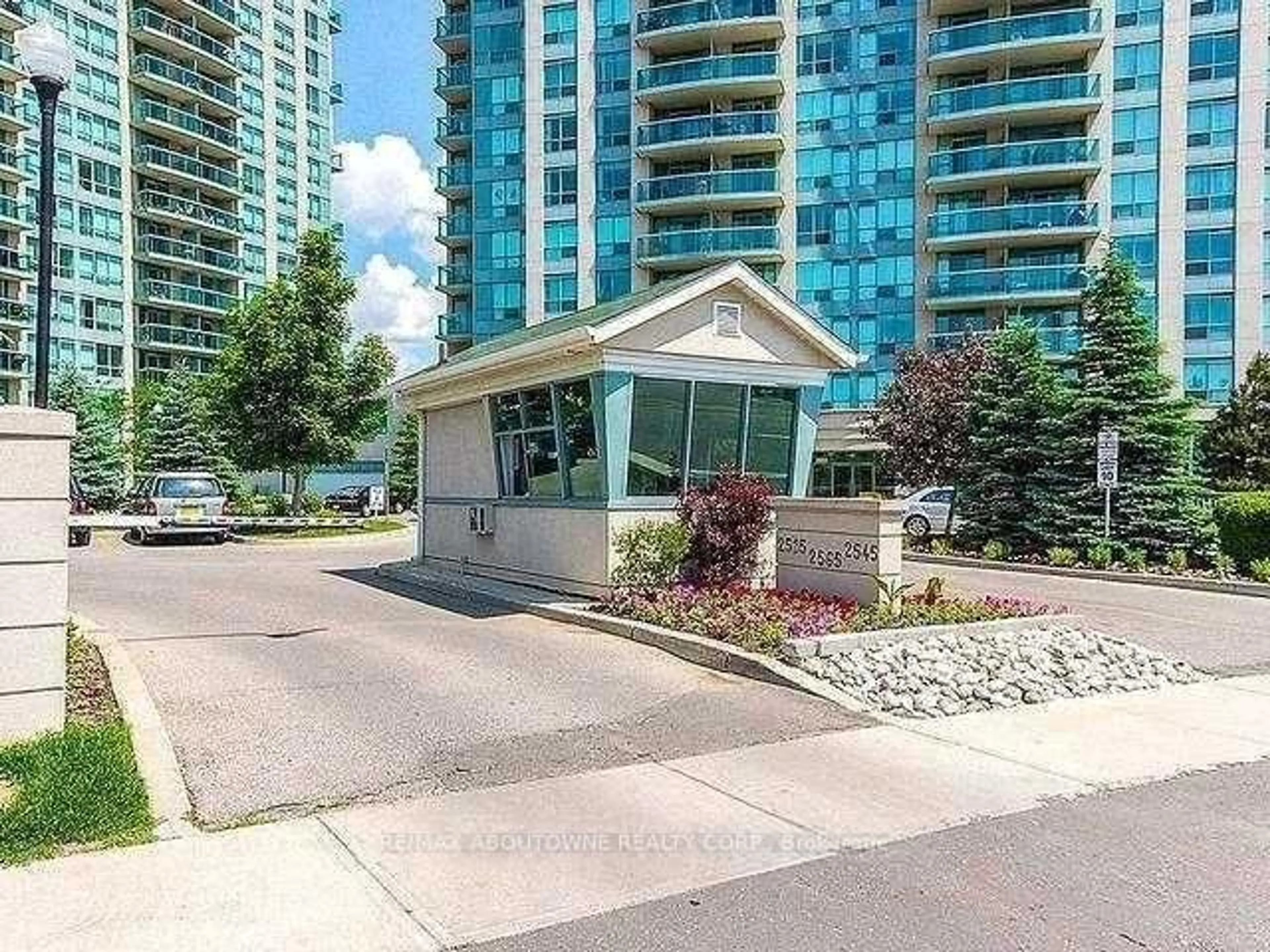 Indoor foyer for 2585 Erin Centre Blvd #1102, Mississauga Ontario L5M 6Z7