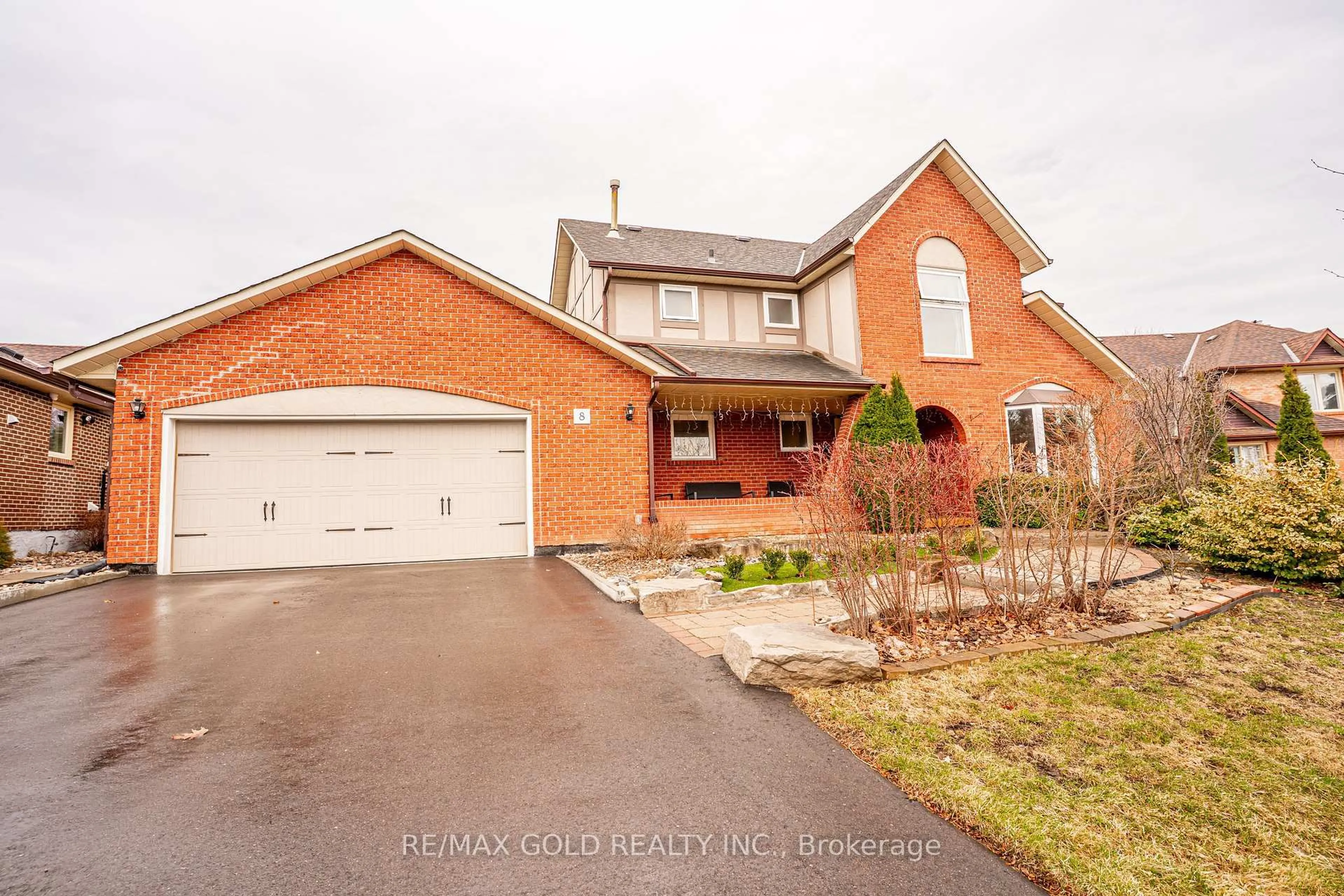 A pic from outside/outdoor area/front of a property/back of a property/a pic from drone, street for 8 Oldham Cres, Brampton Ontario L6Z 1W3