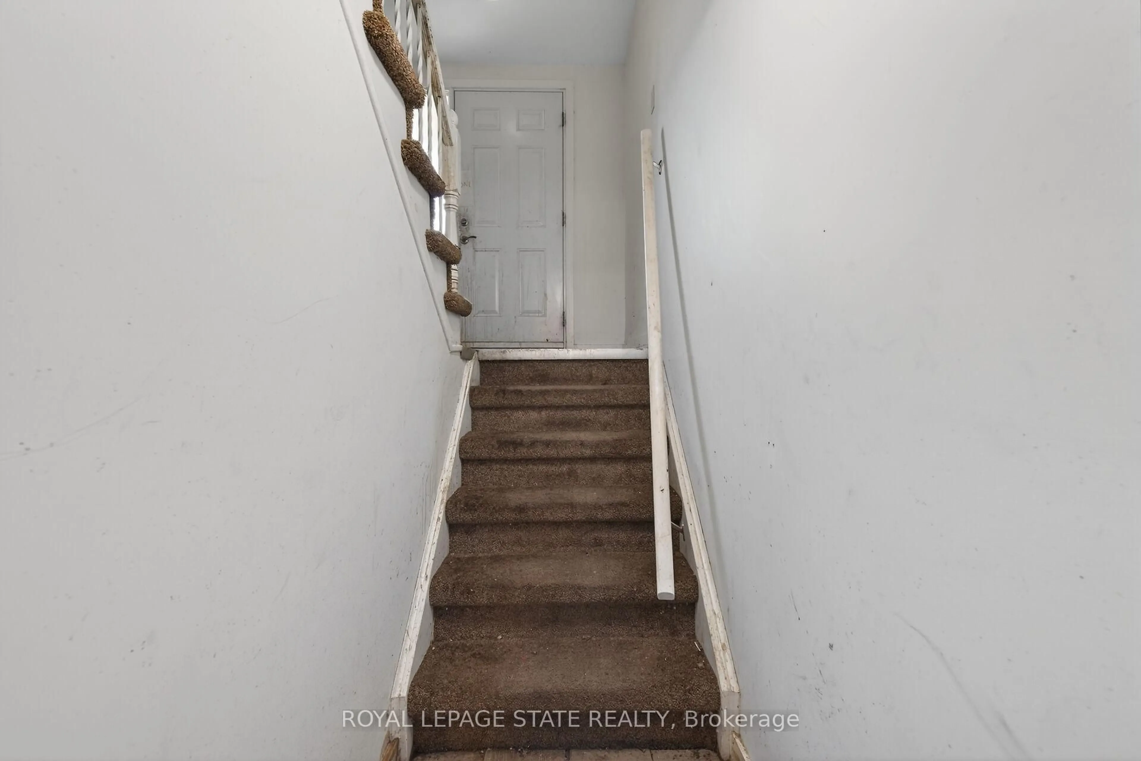 Stairs for 2599 Lundene Rd, Mississauga Ontario L5J 3Y8