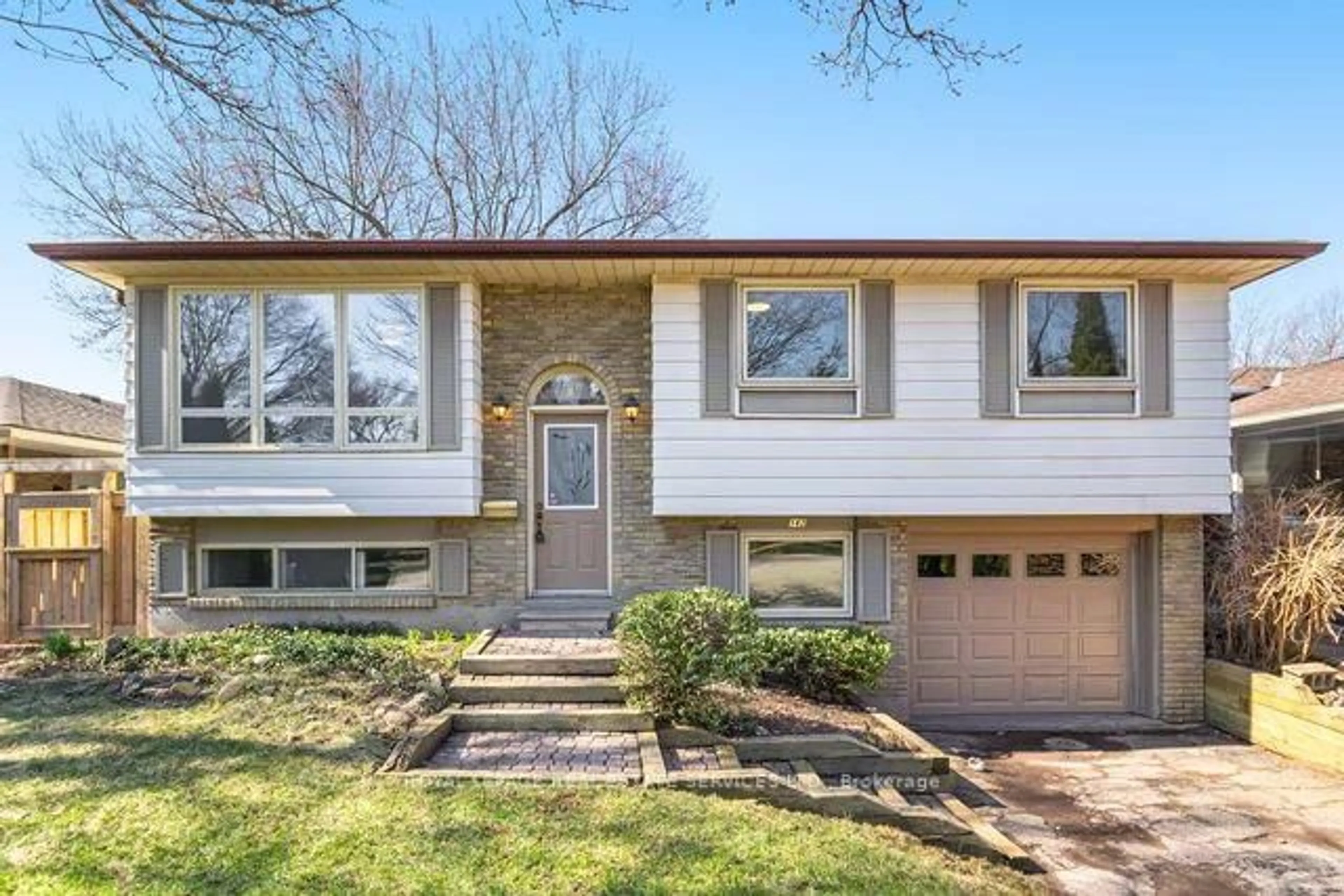 Home with vinyl exterior material, street for 142 Osborne Cres, Oakville Ontario L6M 1G1