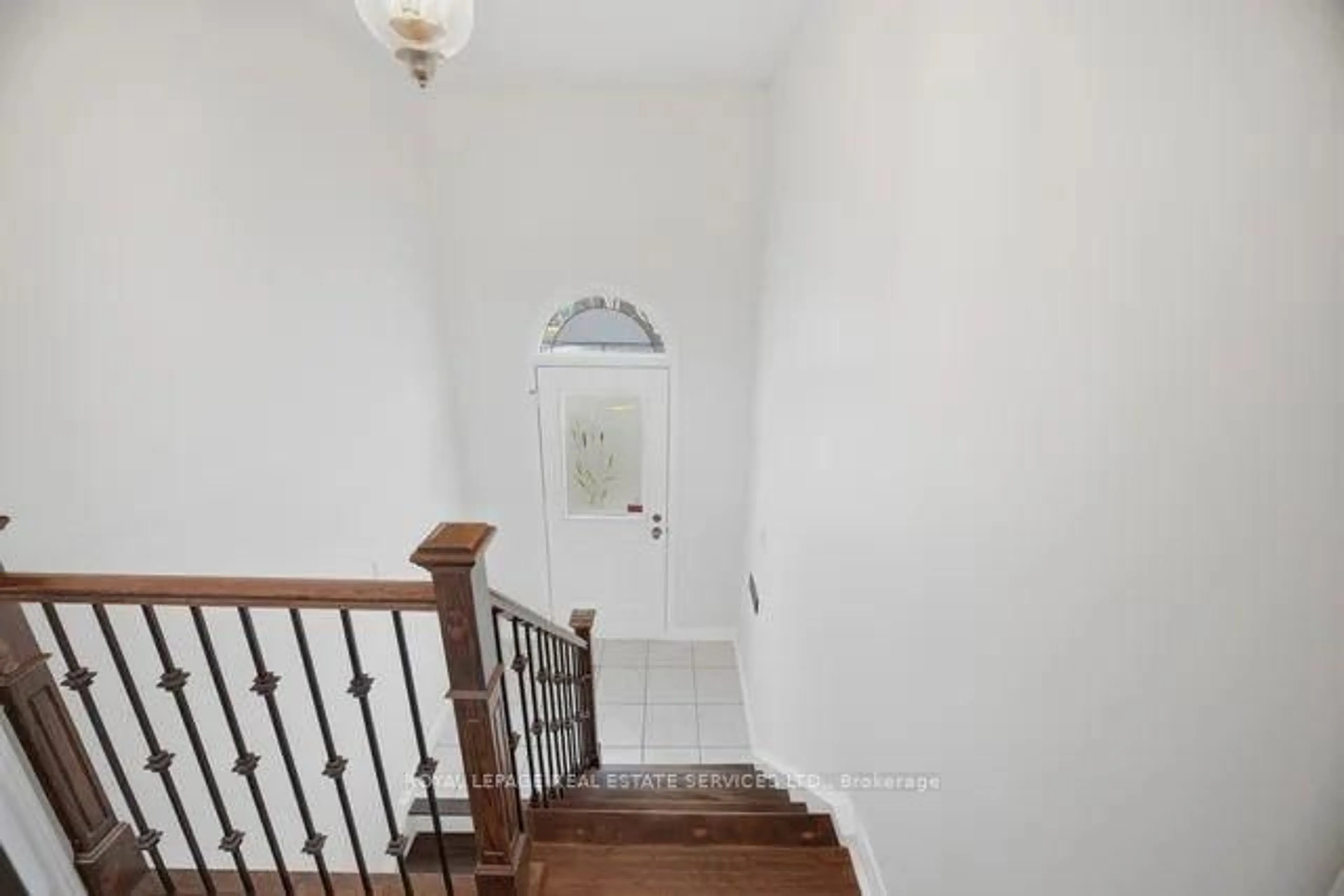 Indoor foyer for 142 Osborne Cres, Oakville Ontario L6M 1G1