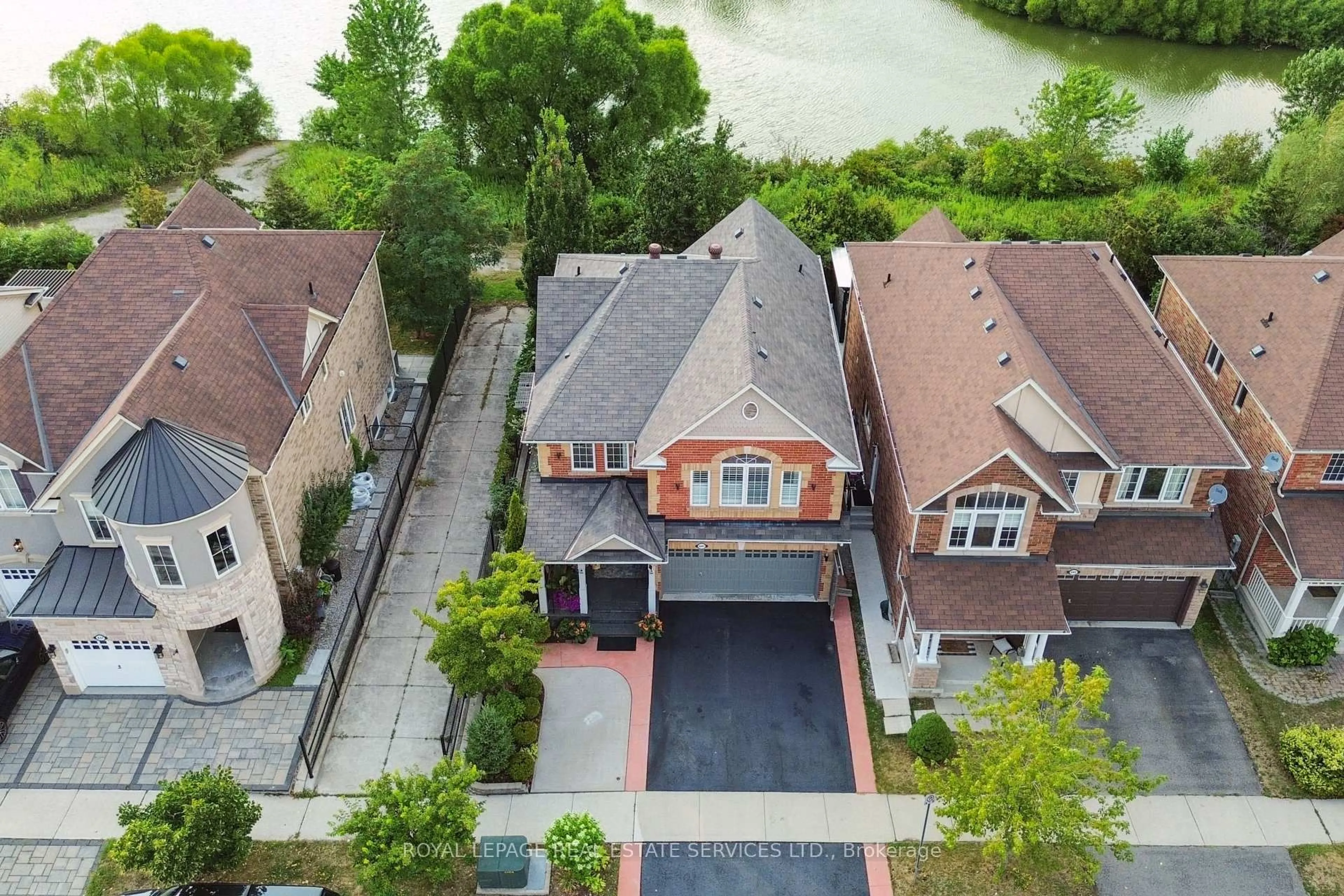 A pic from outside/outdoor area/front of a property/back of a property/a pic from drone, street for 641 Symons Cross, Milton Ontario L9T 7S2