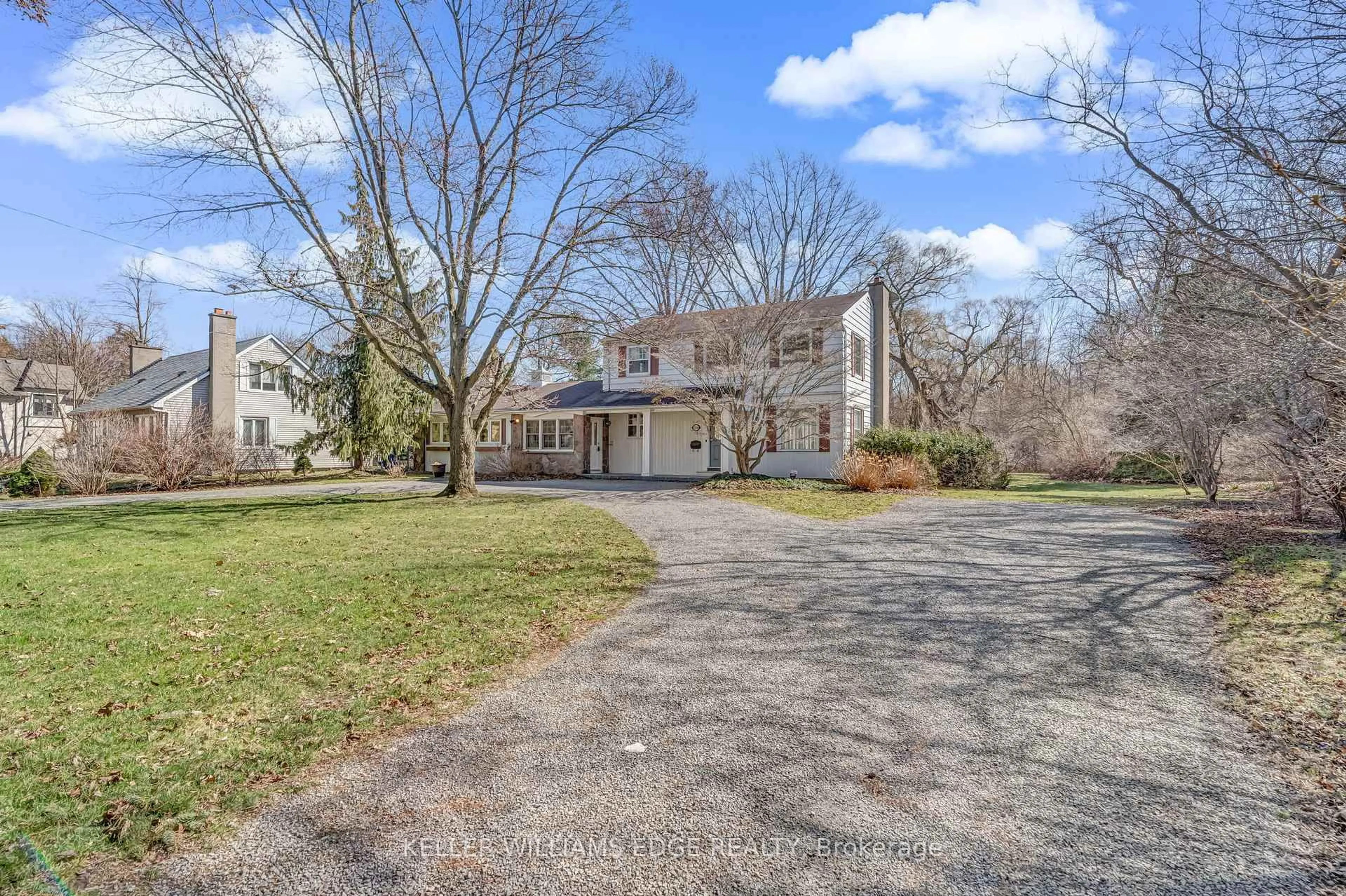 A pic from outside/outdoor area/front of a property/back of a property/a pic from drone, street for 524 Meadow Wood Rd, Mississauga Ontario L5J 2S3