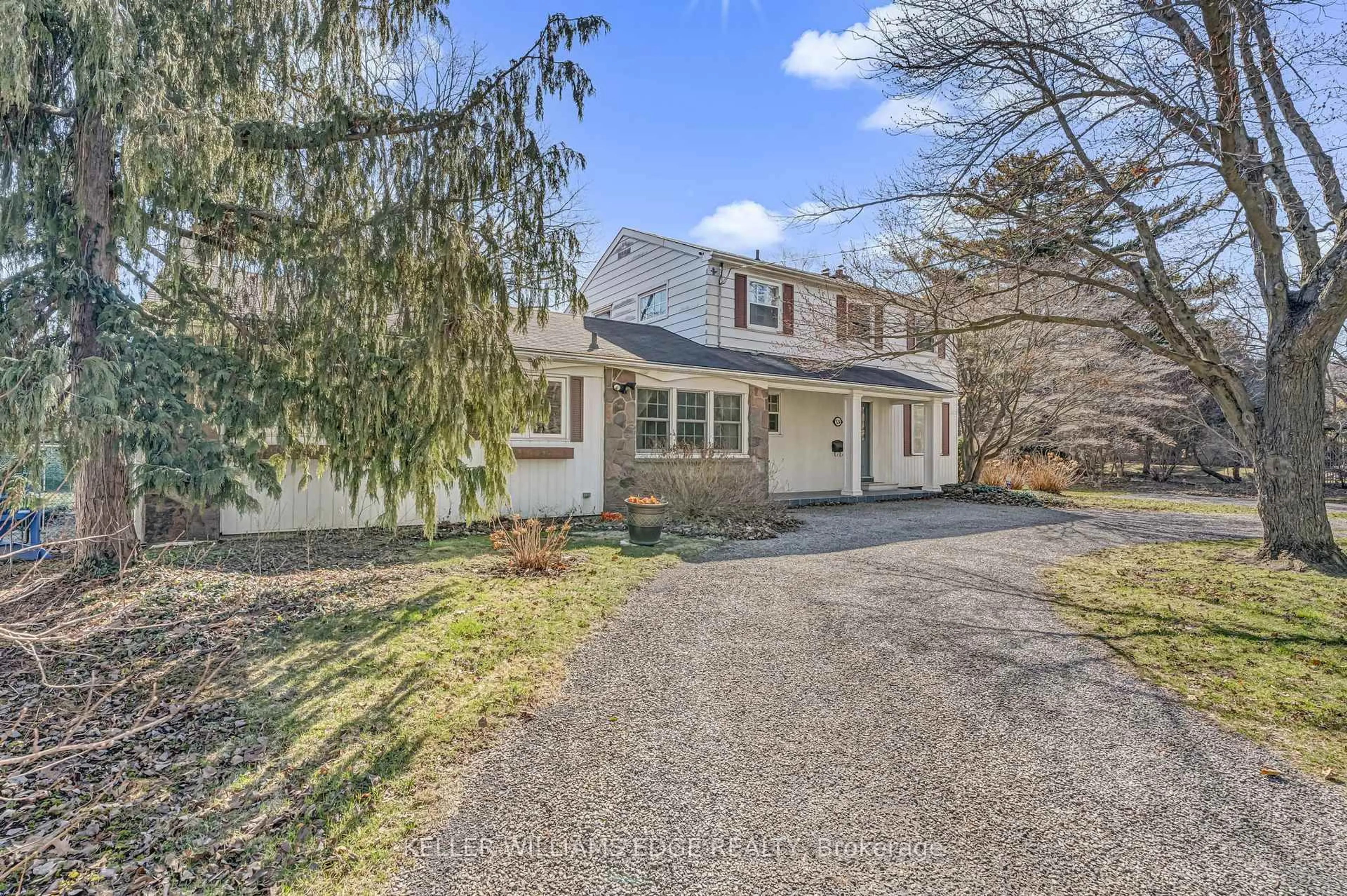 A pic from outside/outdoor area/front of a property/back of a property/a pic from drone, street for 524 Meadow Wood Rd, Mississauga Ontario L5J 2S3