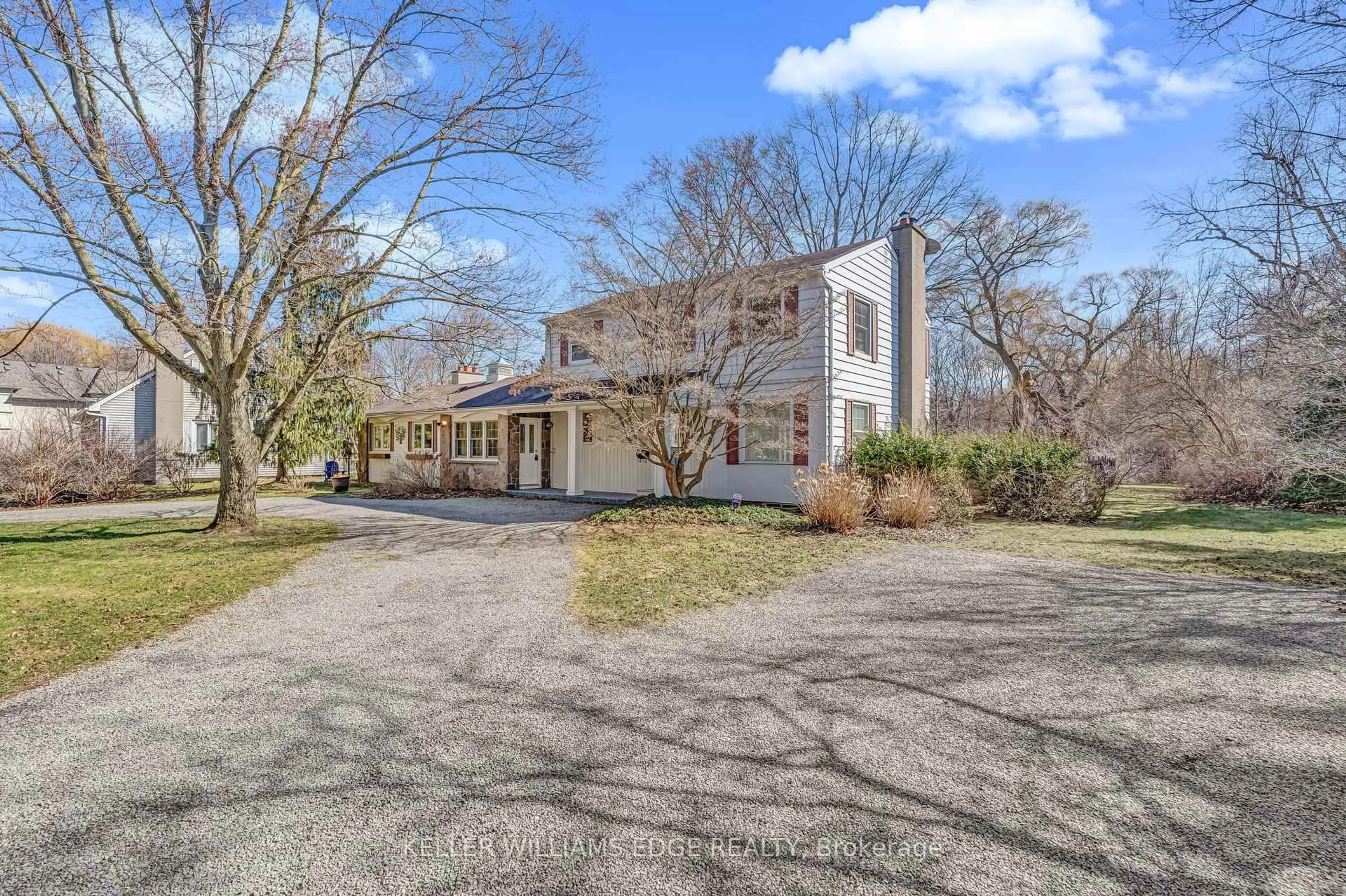 A pic from outside/outdoor area/front of a property/back of a property/a pic from drone, street for 524 Meadow Wood Rd, Mississauga Ontario L5J 2S3