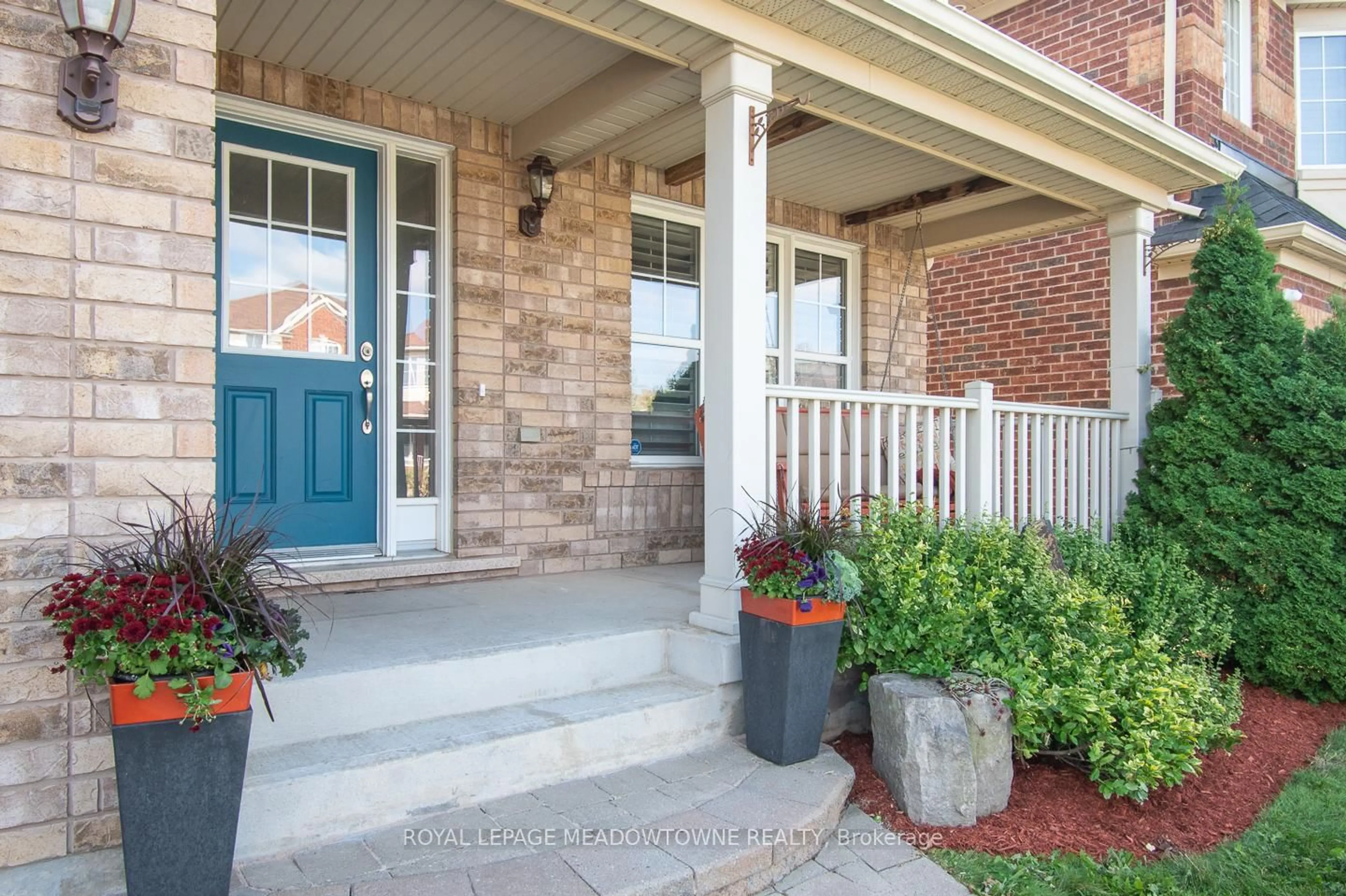 Home with brick exterior material, street for 292 Mcdougall Cross, Milton Ontario L9T 0N6