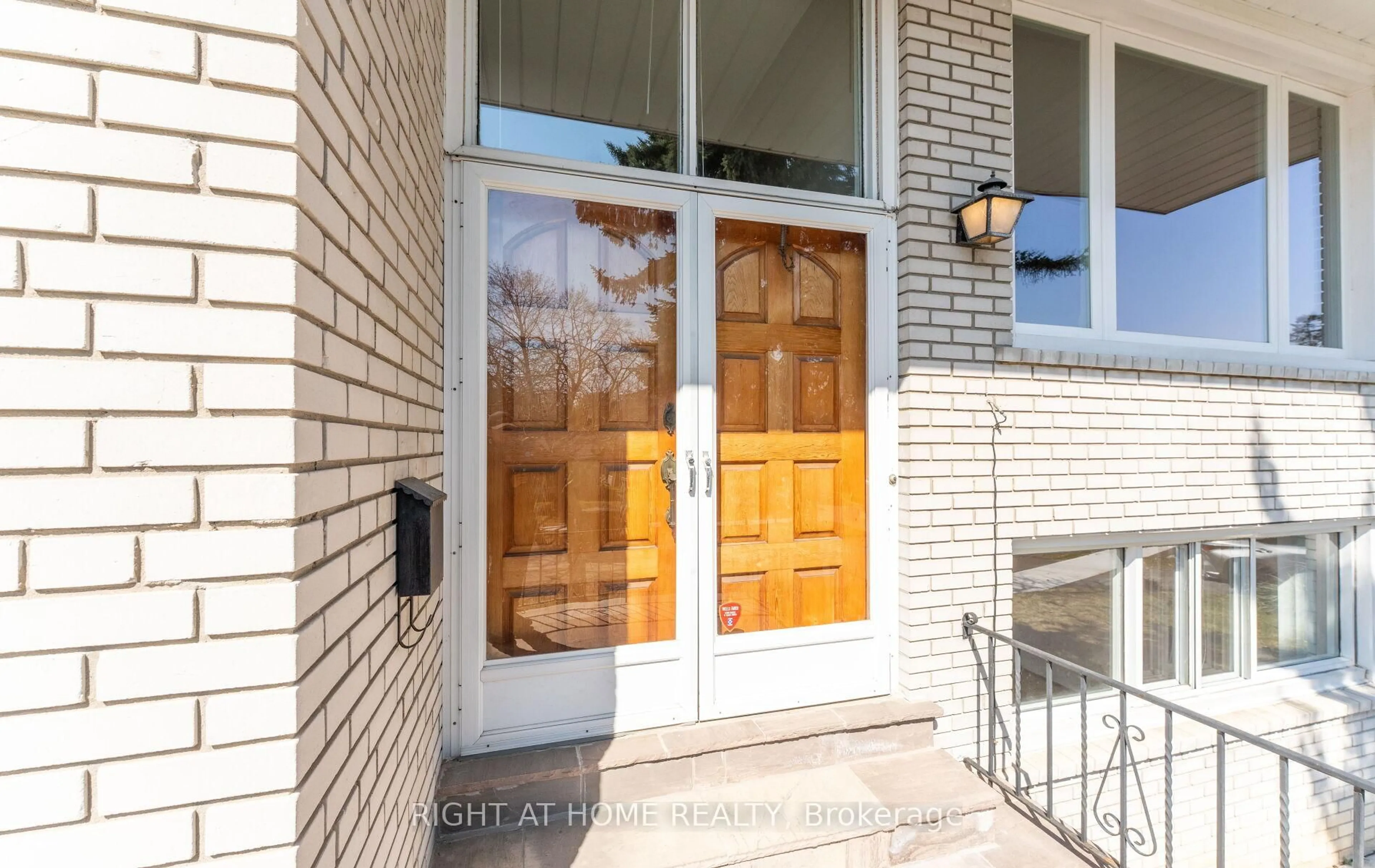 Indoor entryway for 41 Knoll Dr, Toronto Ontario M9A 4G9