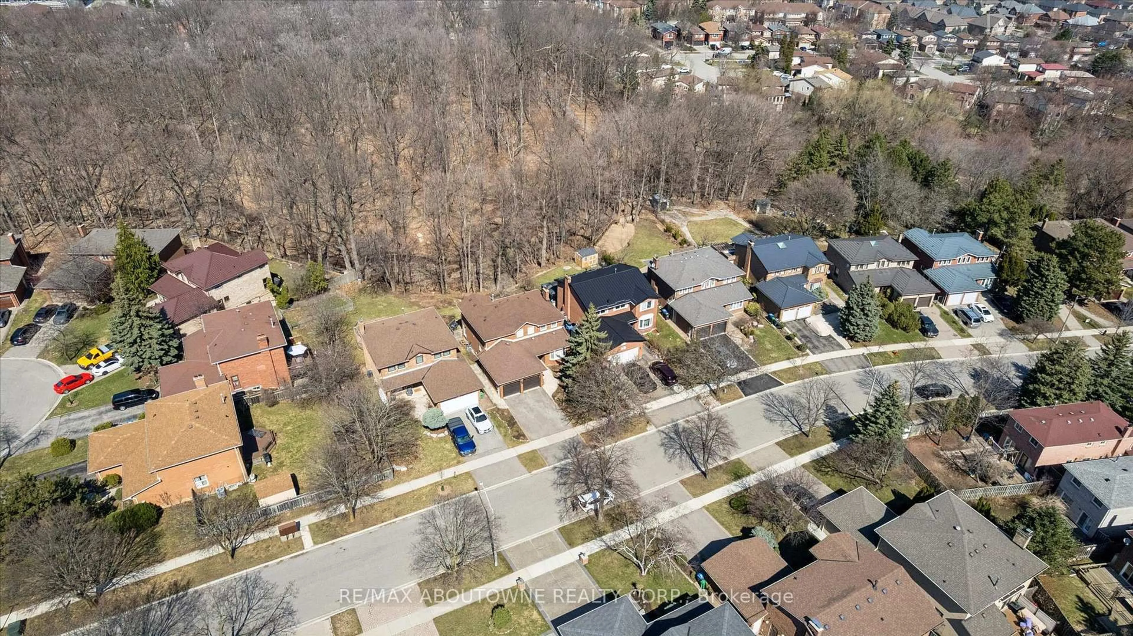 A pic from outside/outdoor area/front of a property/back of a property/a pic from drone, street for 2421 Hargood Pl, Mississauga Ontario L5M 3G6