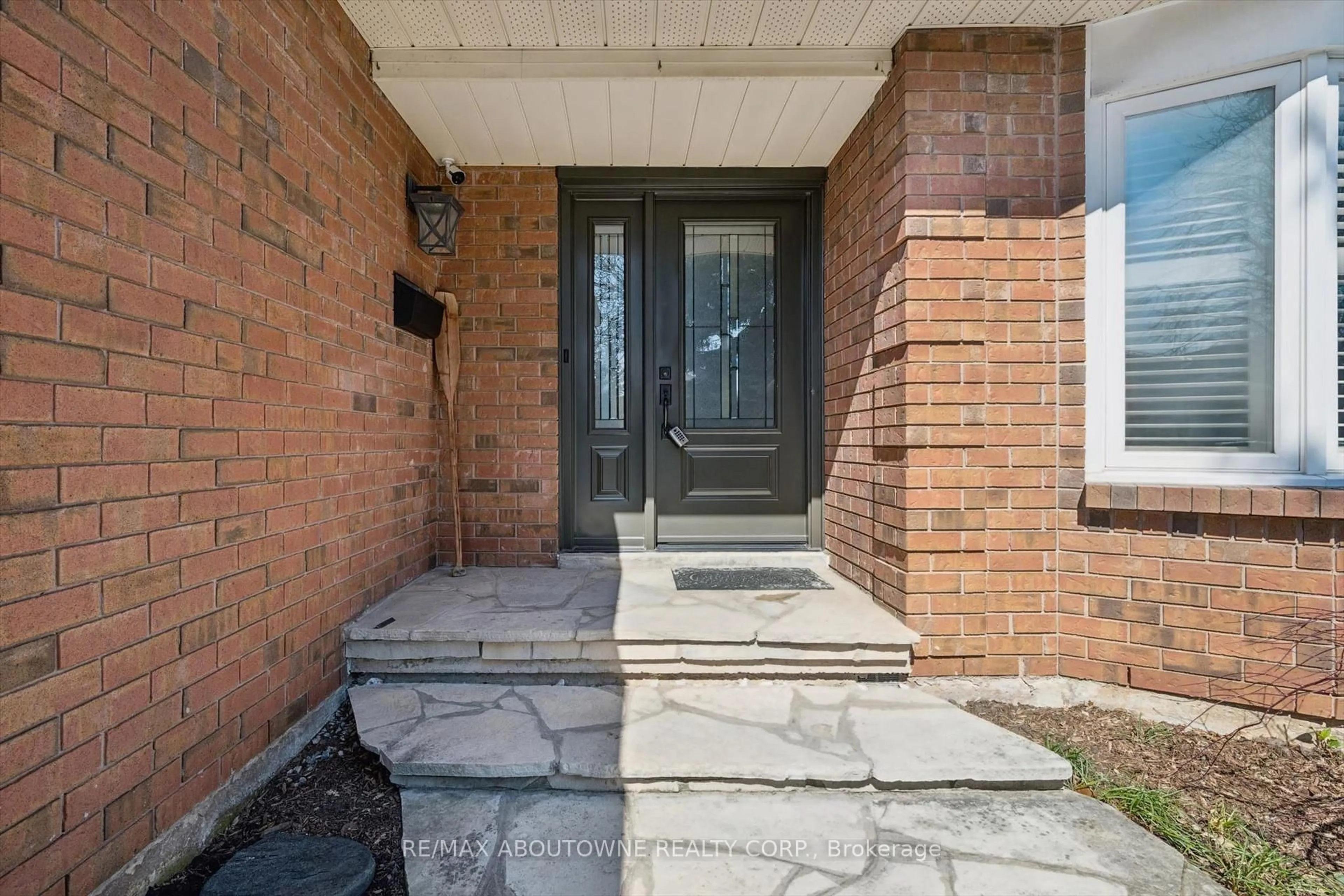 Indoor entryway for 2421 Hargood Pl, Mississauga Ontario L5M 3G6