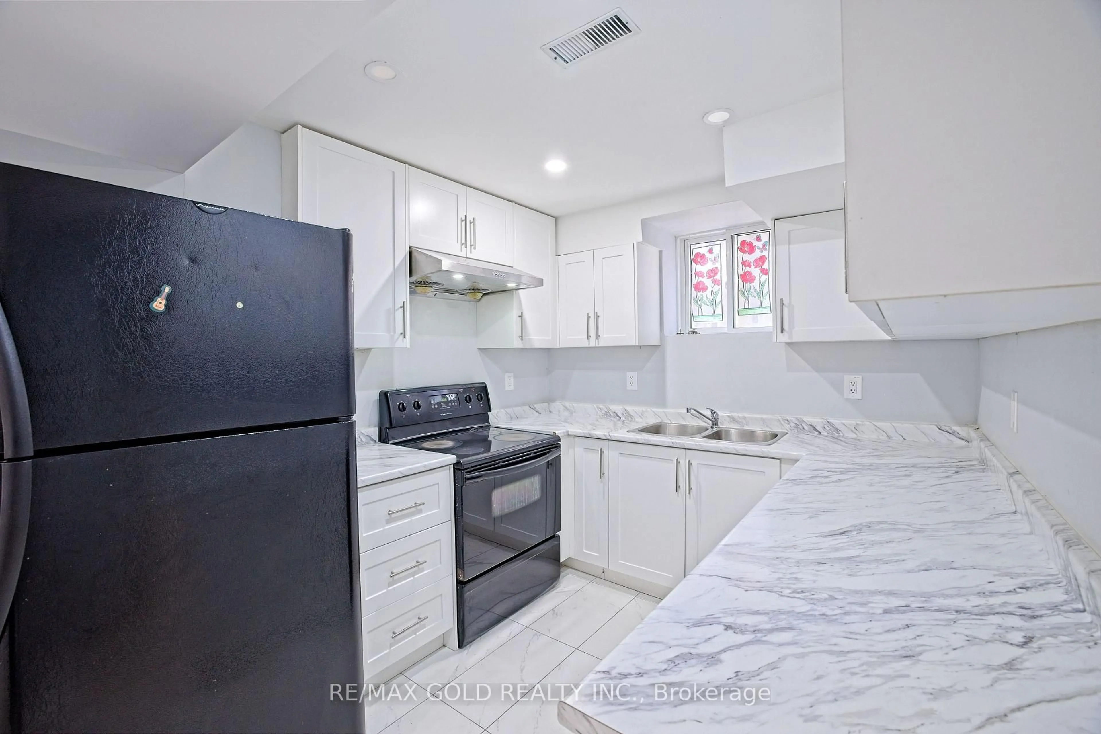 Standard kitchen, ceramic/tile floor for 16 Cottontail Rd, Brampton Ontario L7A 3R3