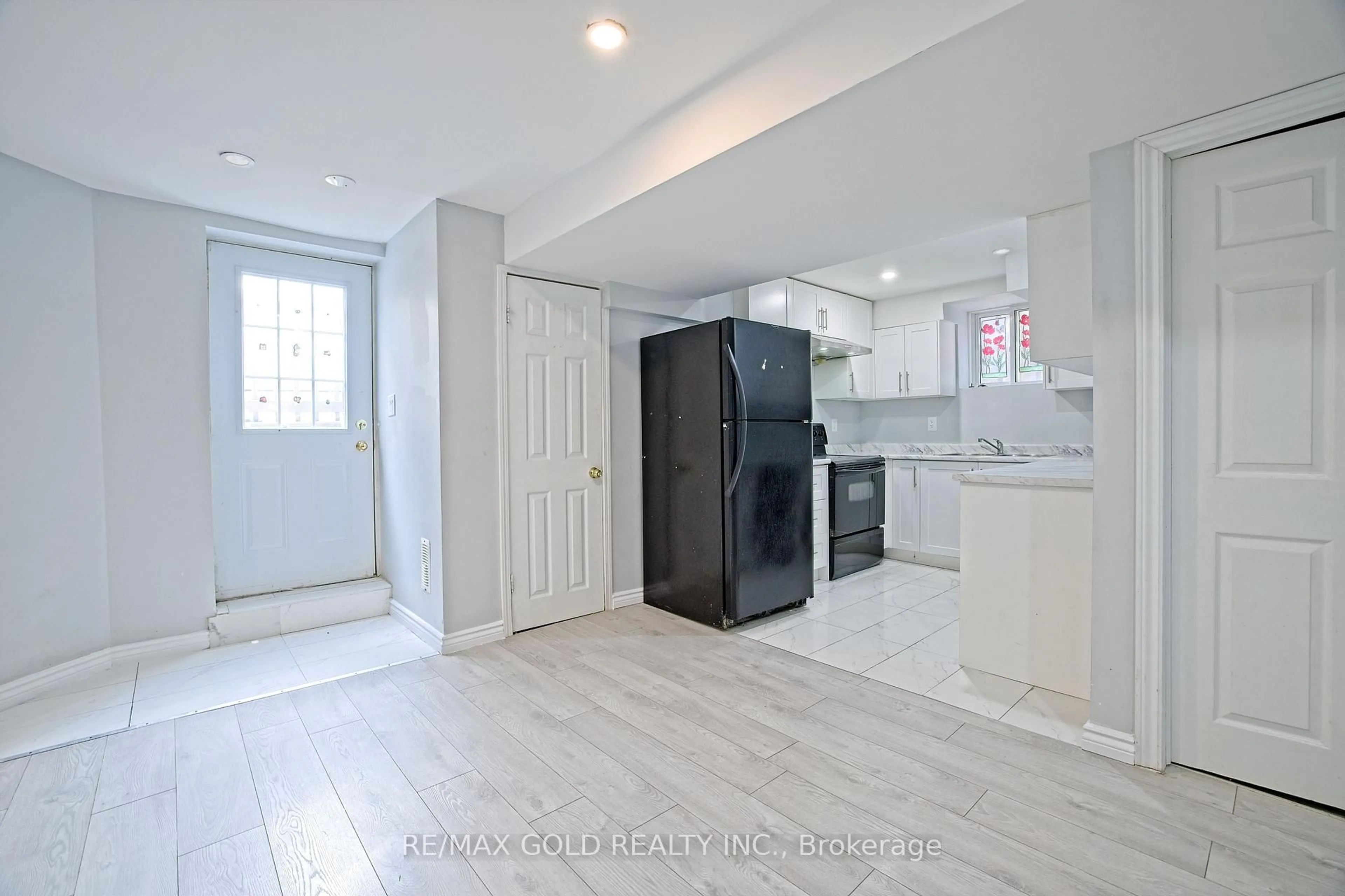 Open concept kitchen, ceramic/tile floor for 16 Cottontail Rd, Brampton Ontario L7A 3R3