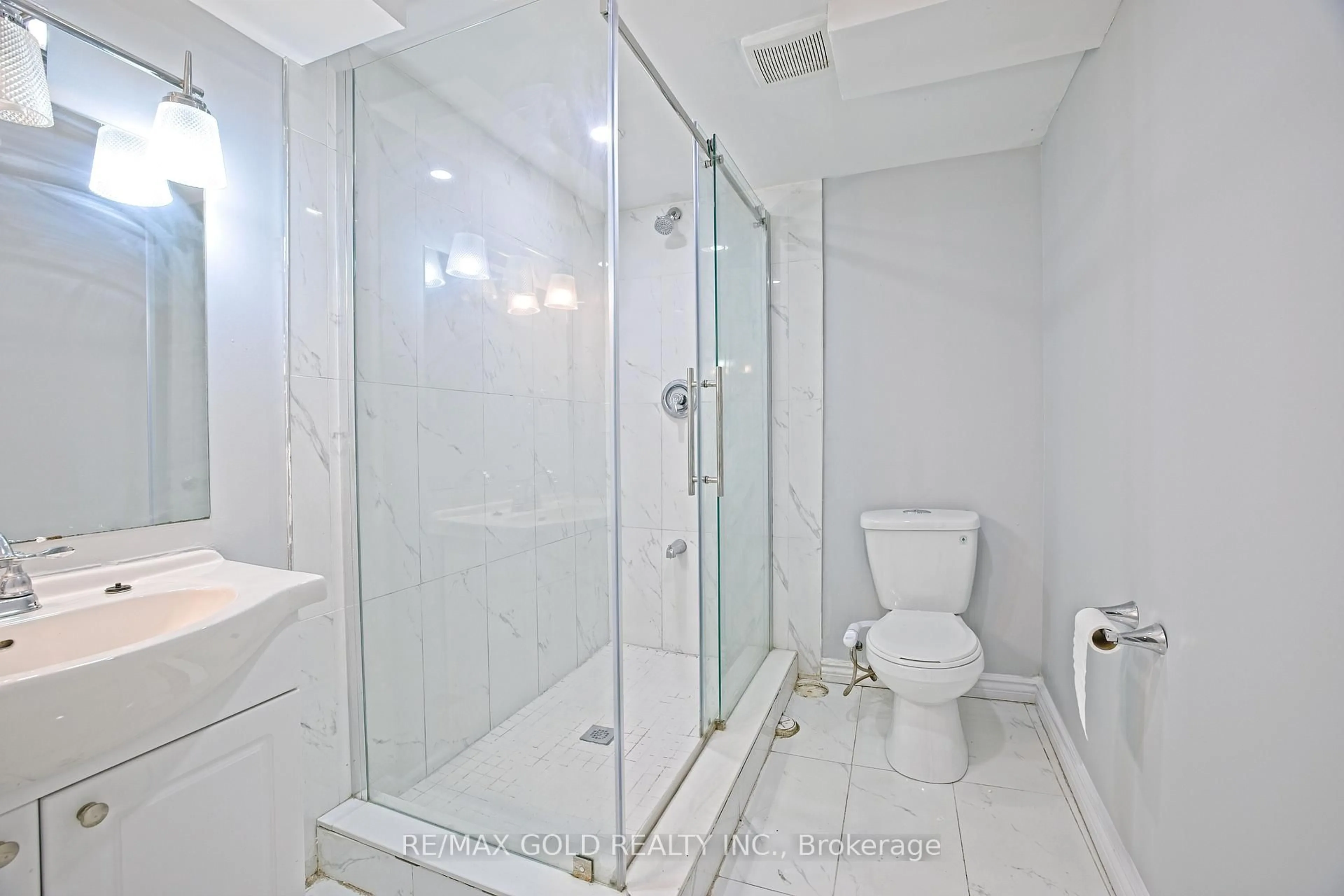Standard bathroom, ceramic/tile floor for 16 Cottontail Rd, Brampton Ontario L7A 3R3