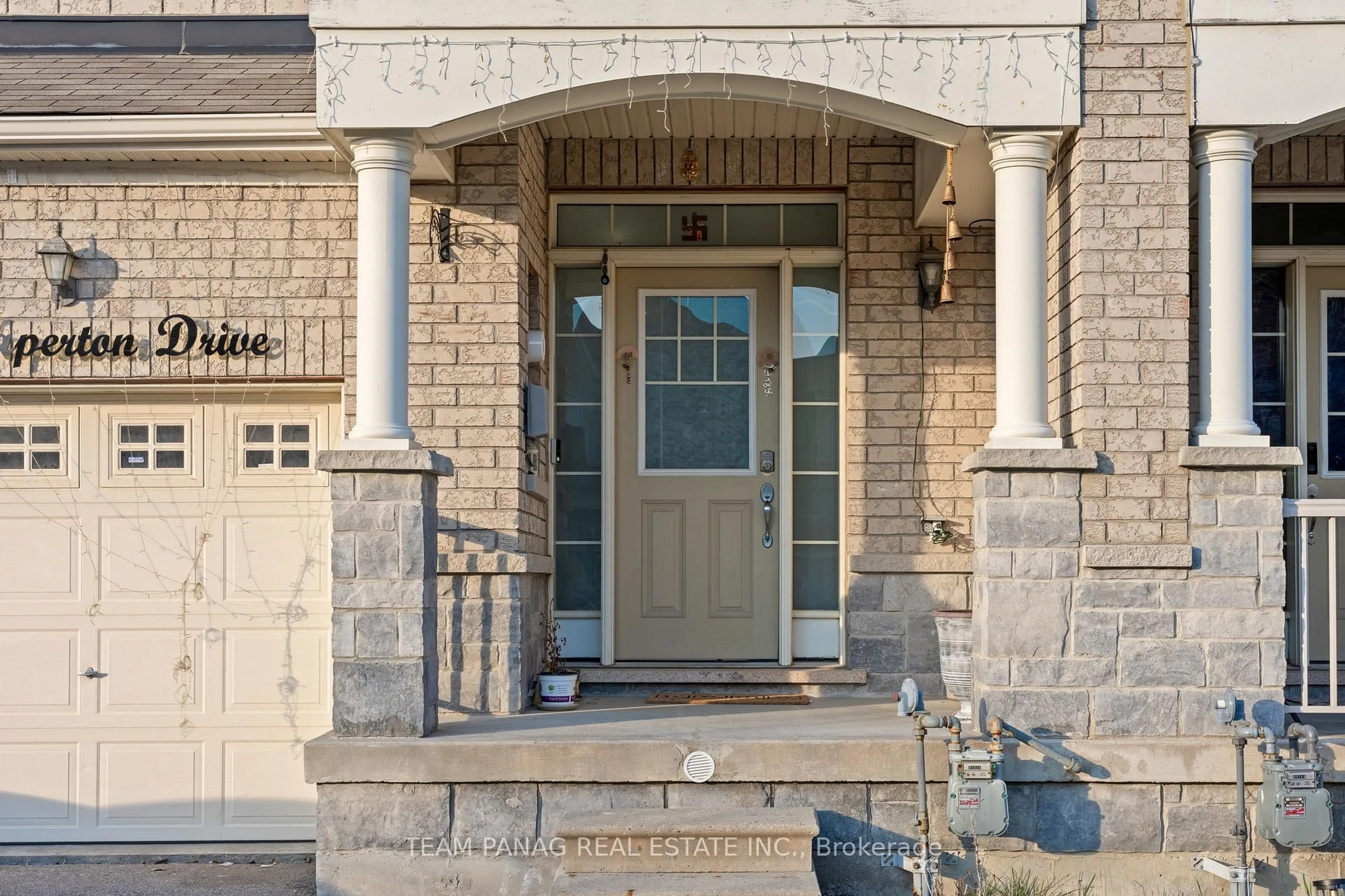 Indoor entryway for 99 Naperton Dr, Brampton Ontario L6R 3N5