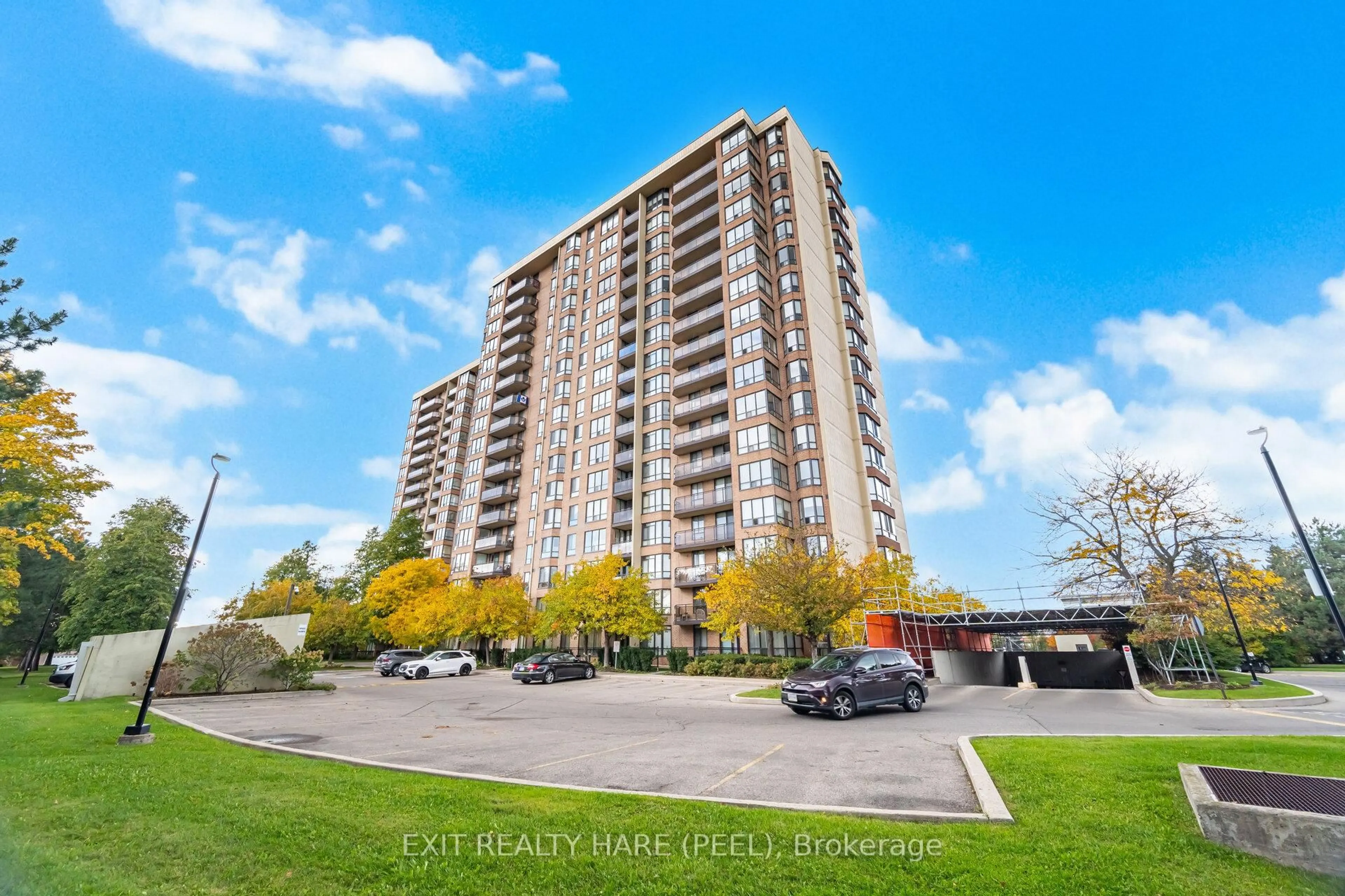 A pic from outside/outdoor area/front of a property/back of a property/a pic from drone, unknown for 20 Cherrytree Dr #912, Brampton Ontario L6Y 3V1