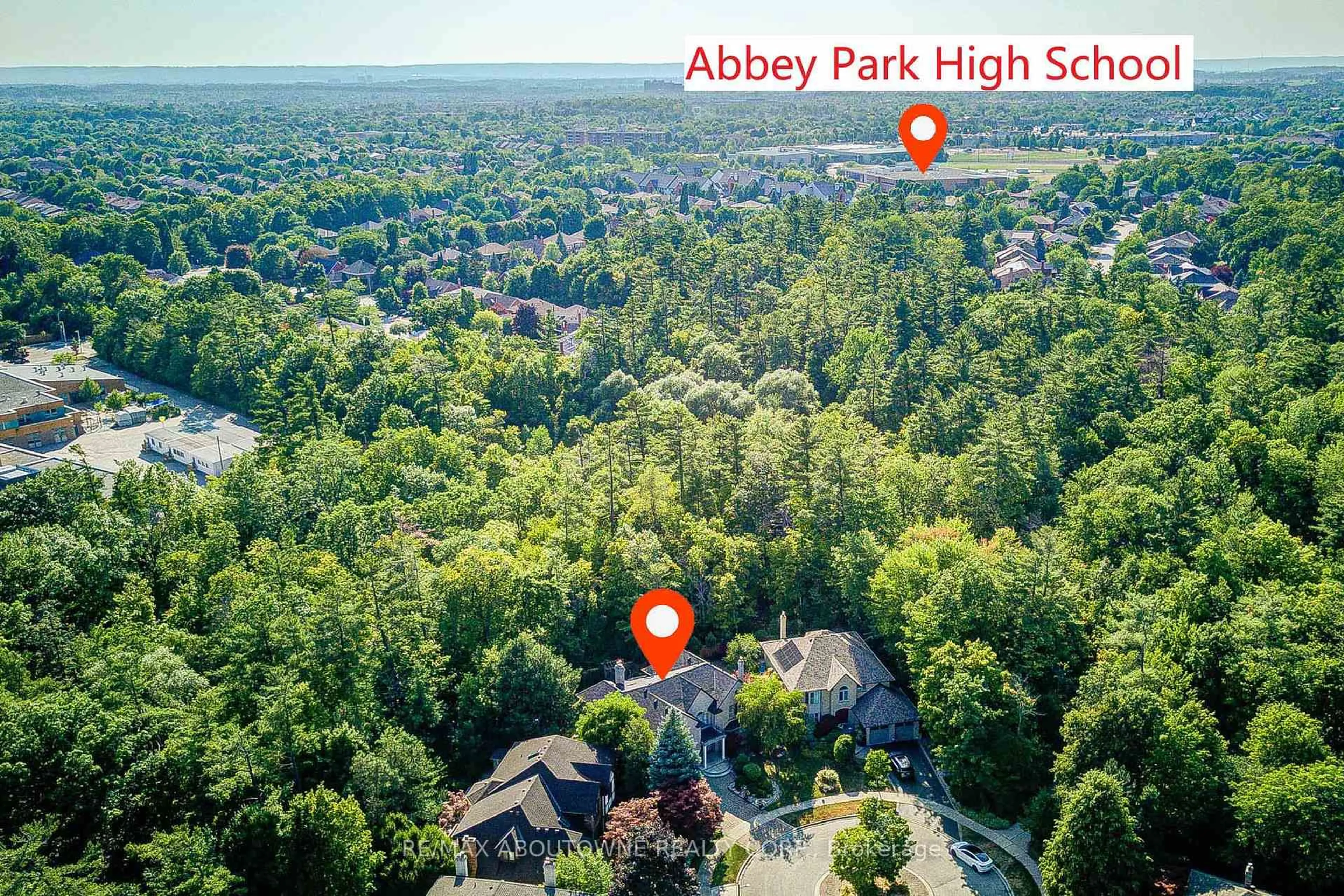 A pic from outside/outdoor area/front of a property/back of a property/a pic from drone, forest/trees view for 1328 King Henry Crt, Oakville Ontario L6M 2Y6