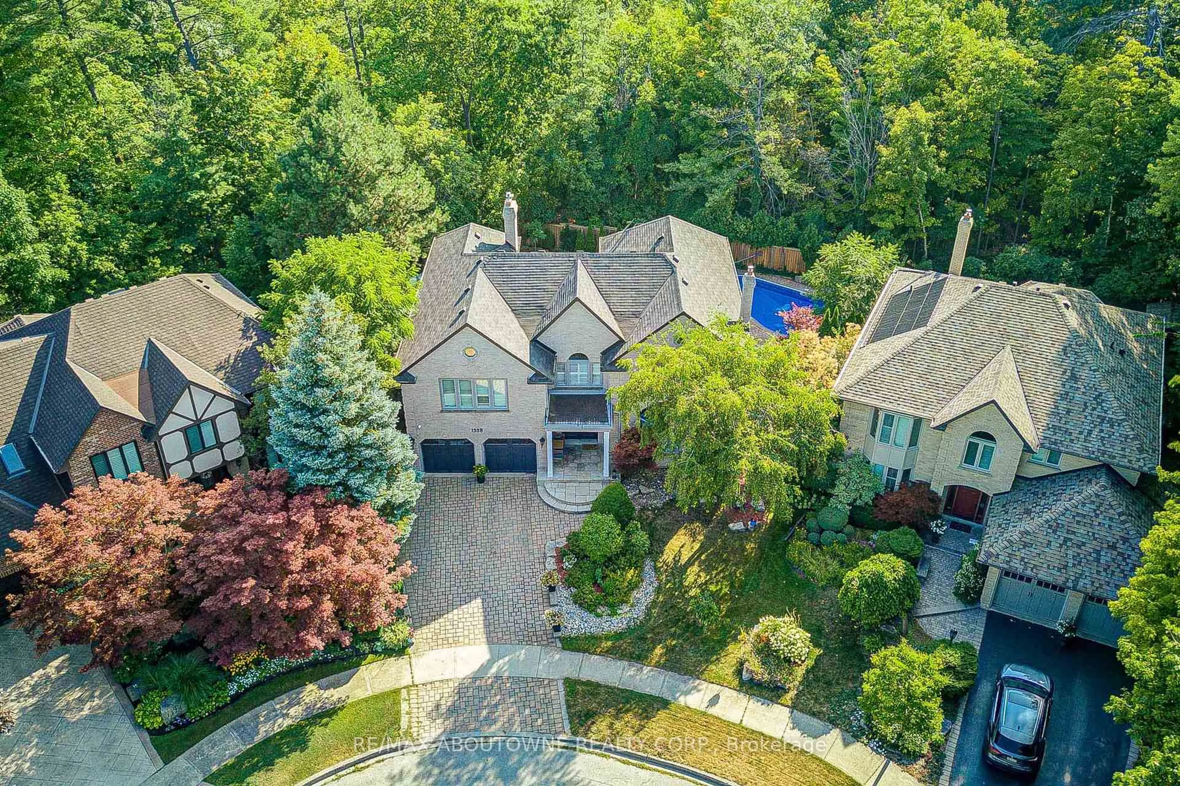 A pic from outside/outdoor area/front of a property/back of a property/a pic from drone, street for 1328 King Henry Crt, Oakville Ontario L6M 2Y6