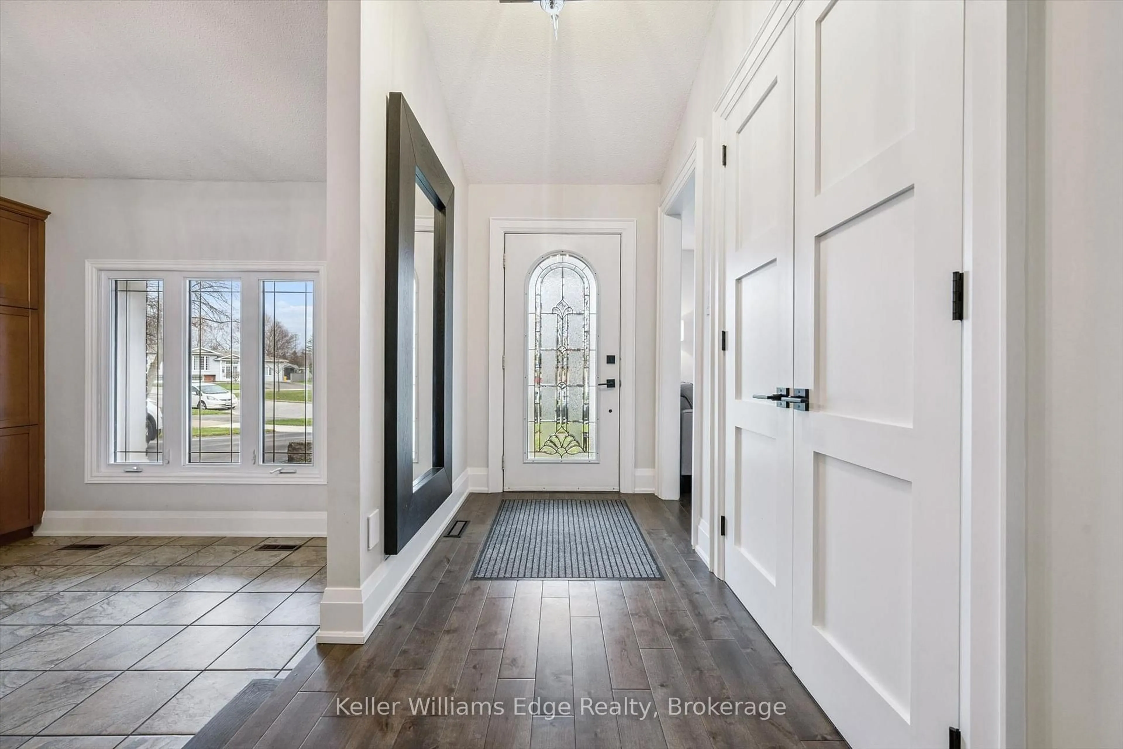 Indoor entryway for 2414 Upton Crt, Oakville Ontario L6L 5E4