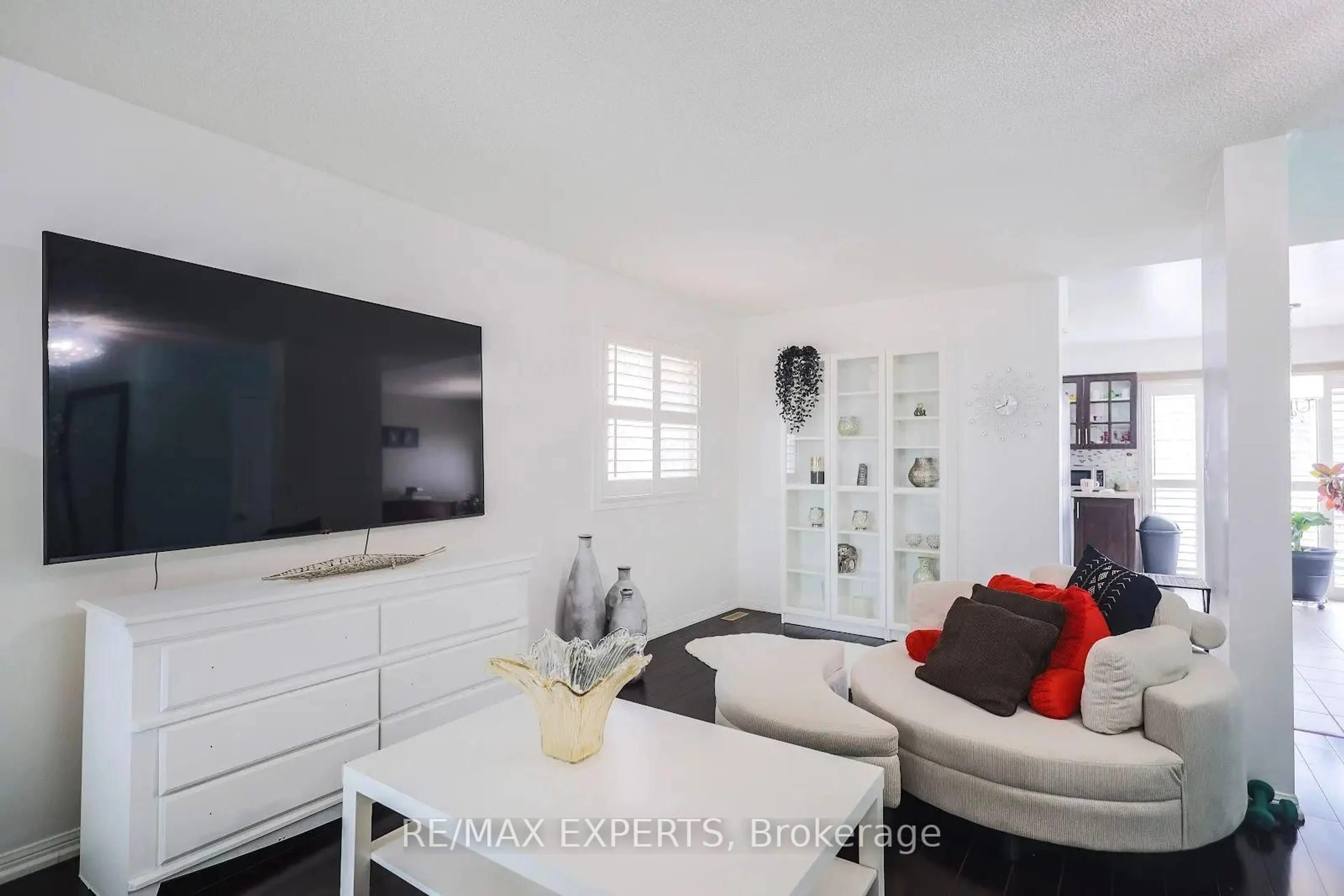 Living room with furniture, unknown for 50 Dusty Star Rd, Brampton Ontario L6R 1Y1