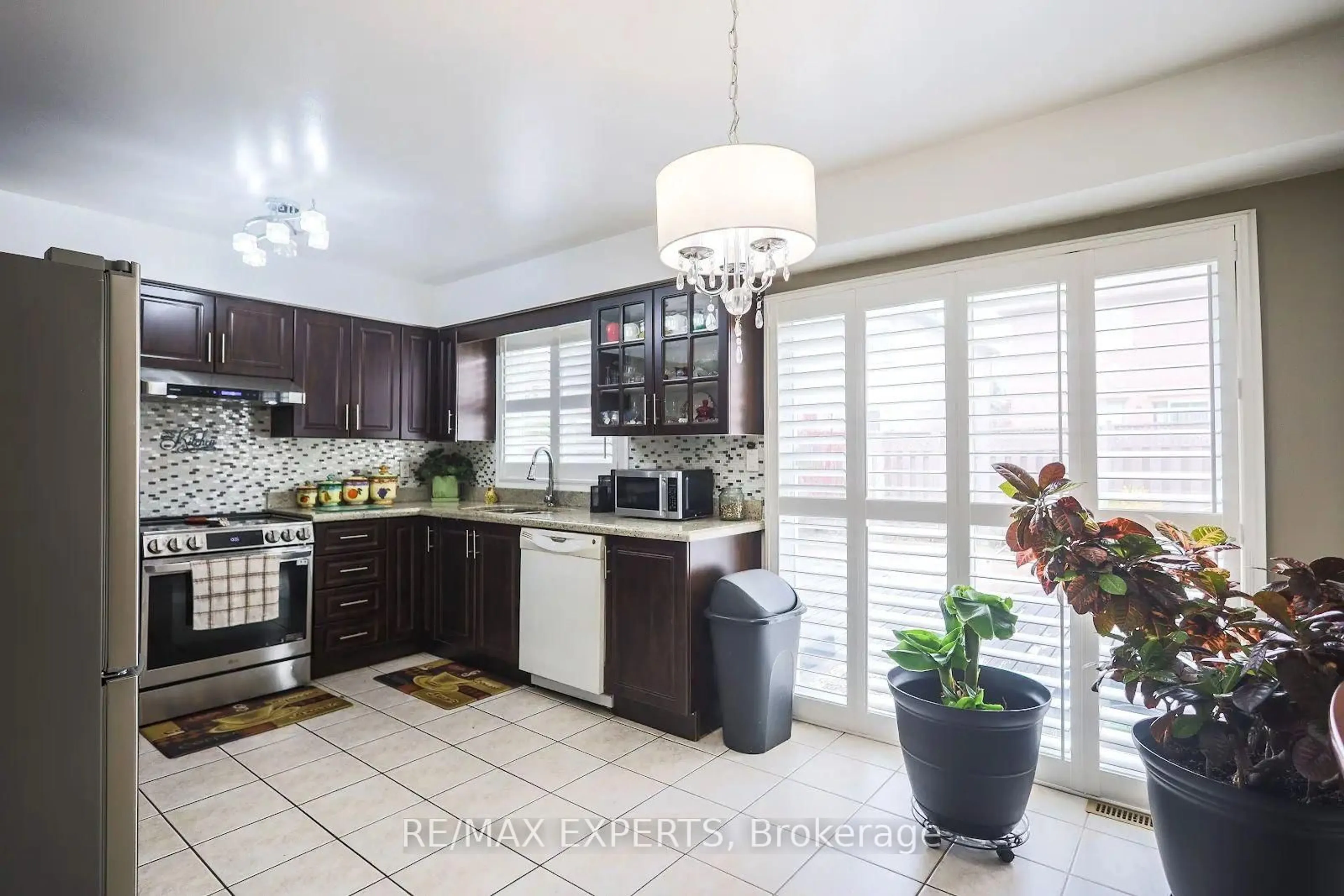 Contemporary kitchen, ceramic/tile floor for 50 Dusty Star Rd, Brampton Ontario L6R 1Y1