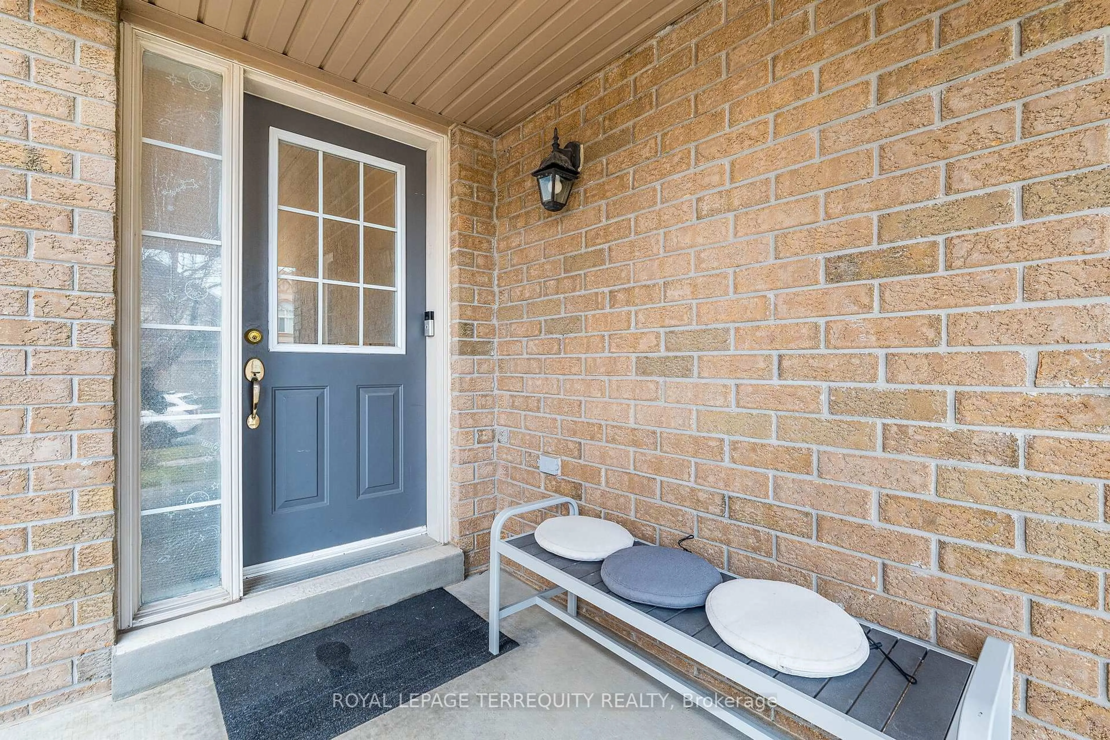 Indoor entryway for 3926 Candlelight Dr, Mississauga Ontario L5M 8B3