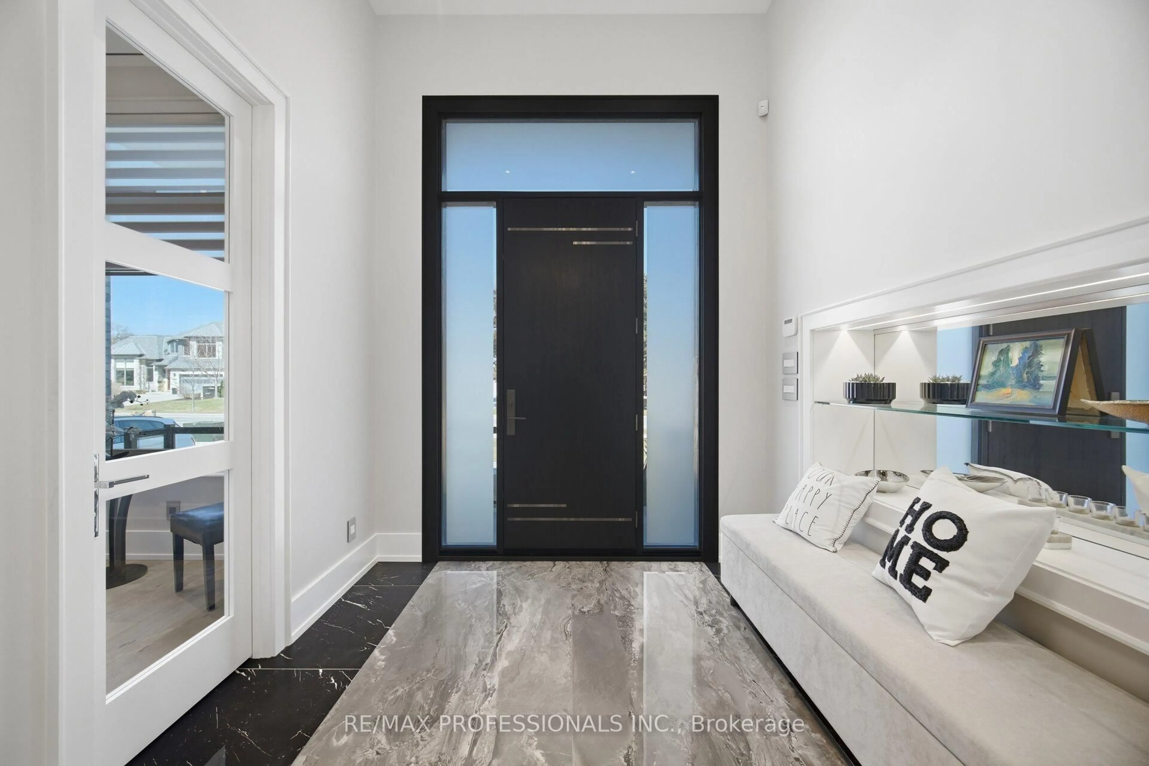 Indoor entryway for 466 The Kingsway, Toronto Ontario M9A 3W4