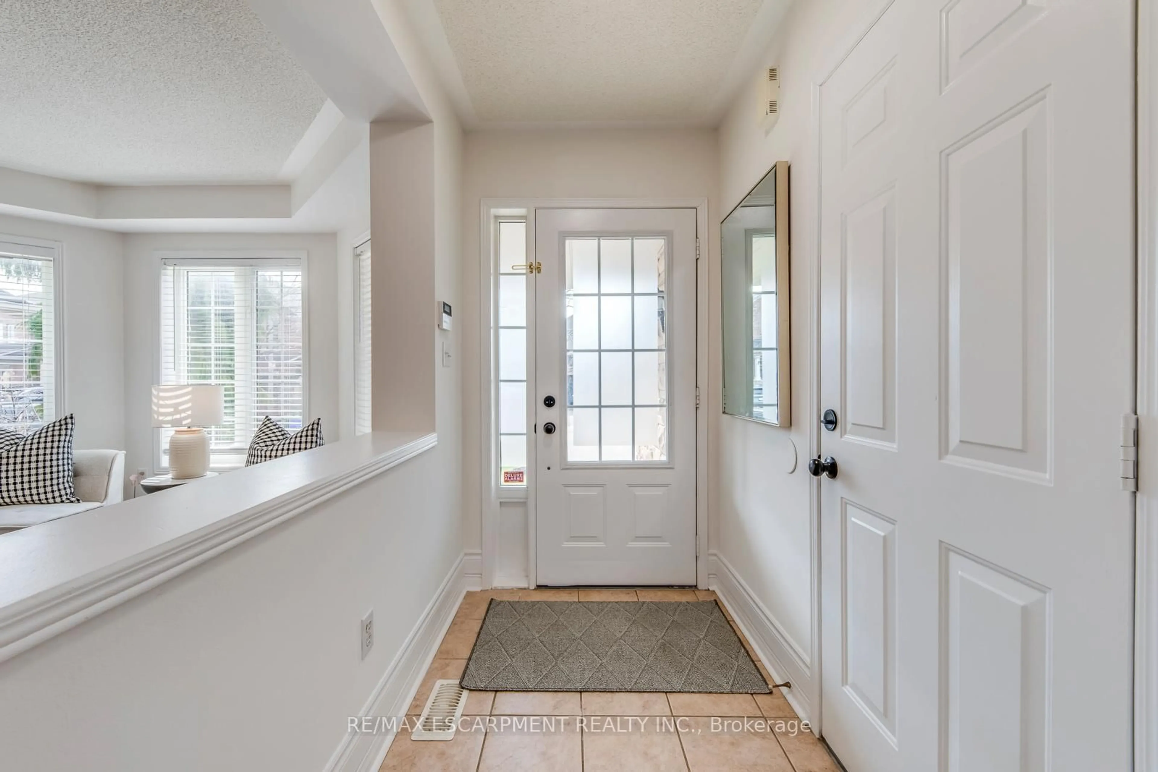 Indoor entryway for 5811 Page Cres, Burlington Ontario L7L 7N9