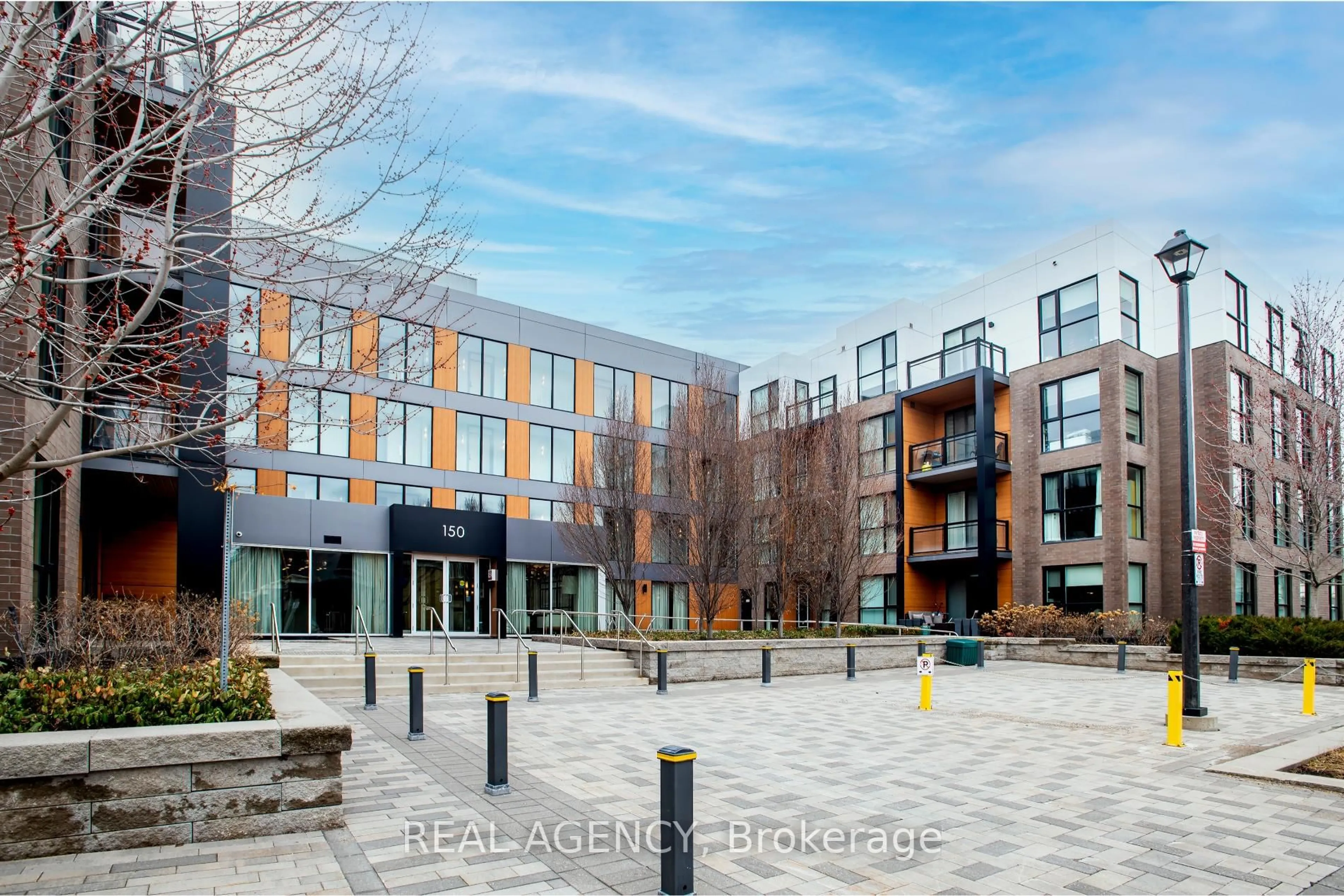 A pic from outside/outdoor area/front of a property/back of a property/a pic from drone, building for 150 Sabina Dr #307, Oakville Ontario L6H 7C3