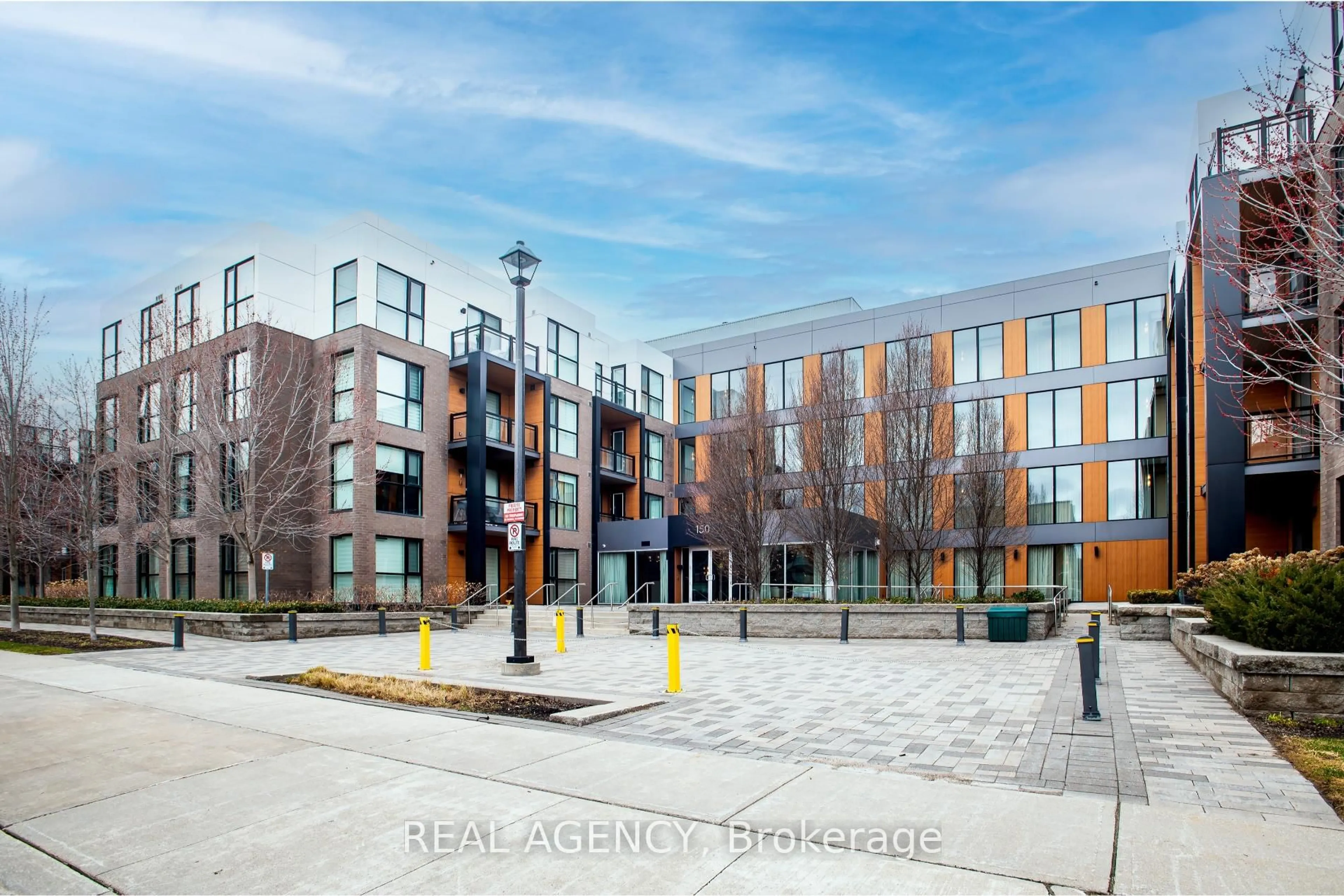 A pic from outside/outdoor area/front of a property/back of a property/a pic from drone, building for 150 Sabina Dr #307, Oakville Ontario L6H 7C3