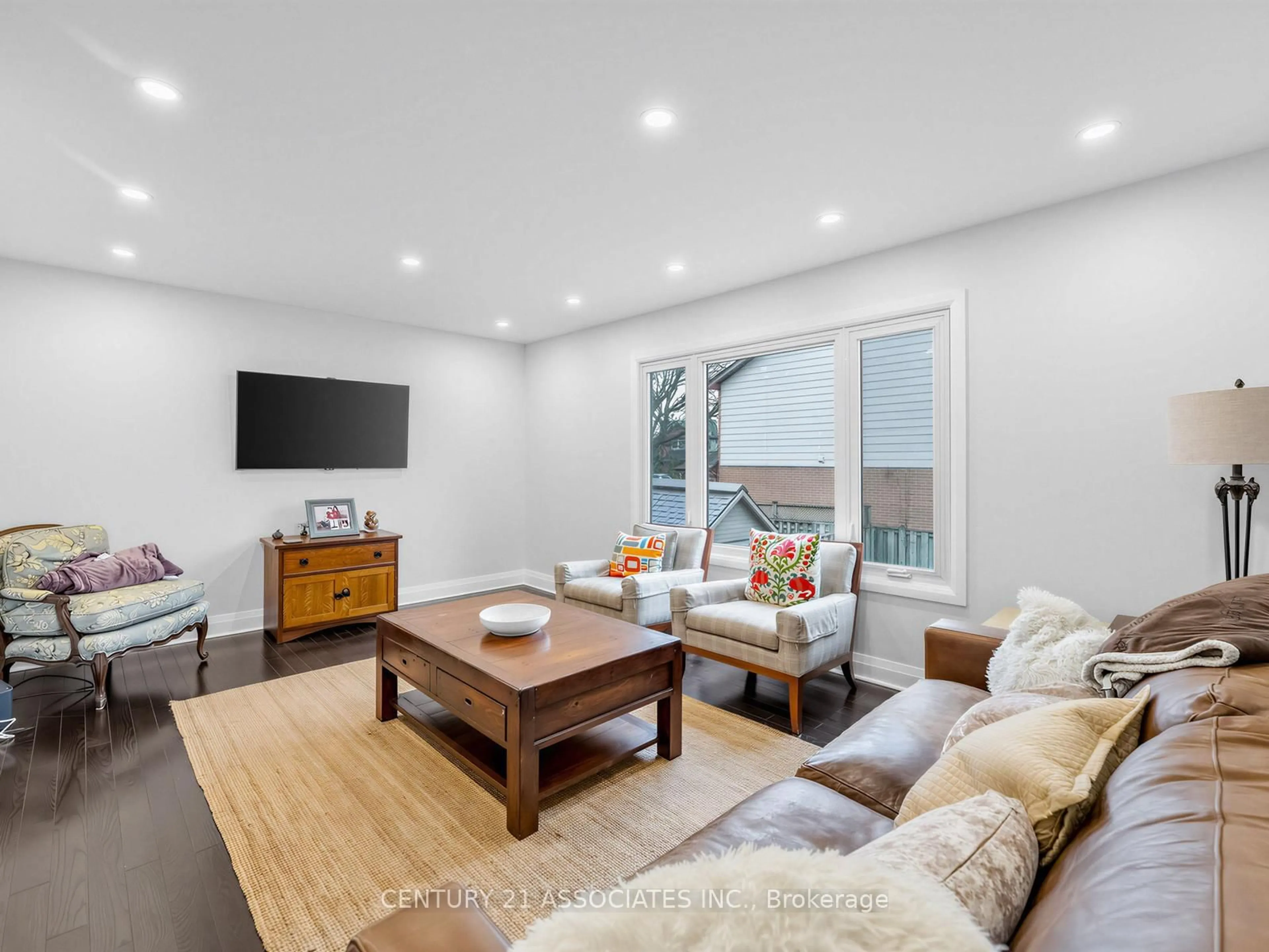 Living room with furniture, unknown for 4049 Teakwood Dr, Mississauga Ontario L5C 3L2