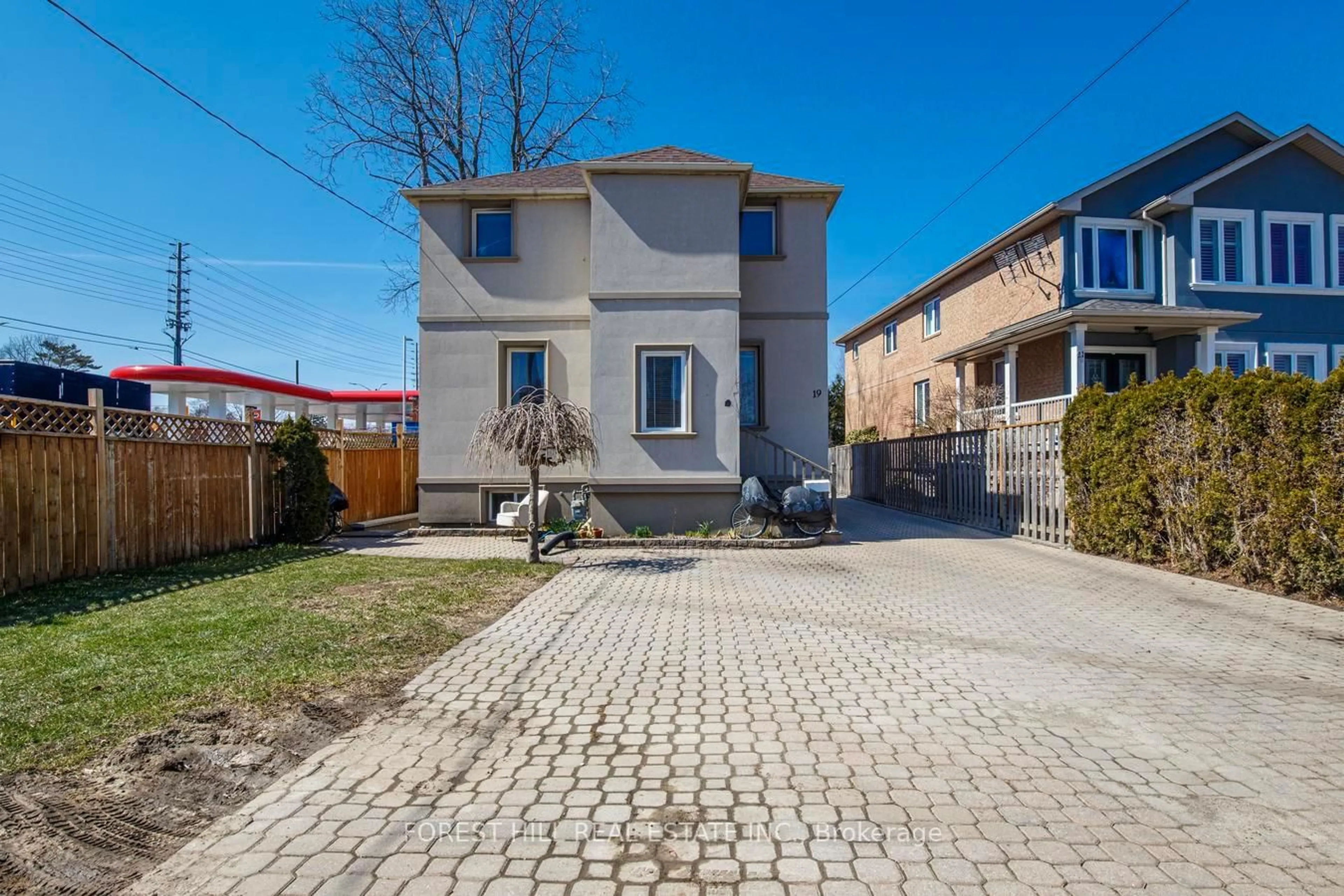 Patio, street for 19 Troy St, Mississauga Ontario L5G 1S6